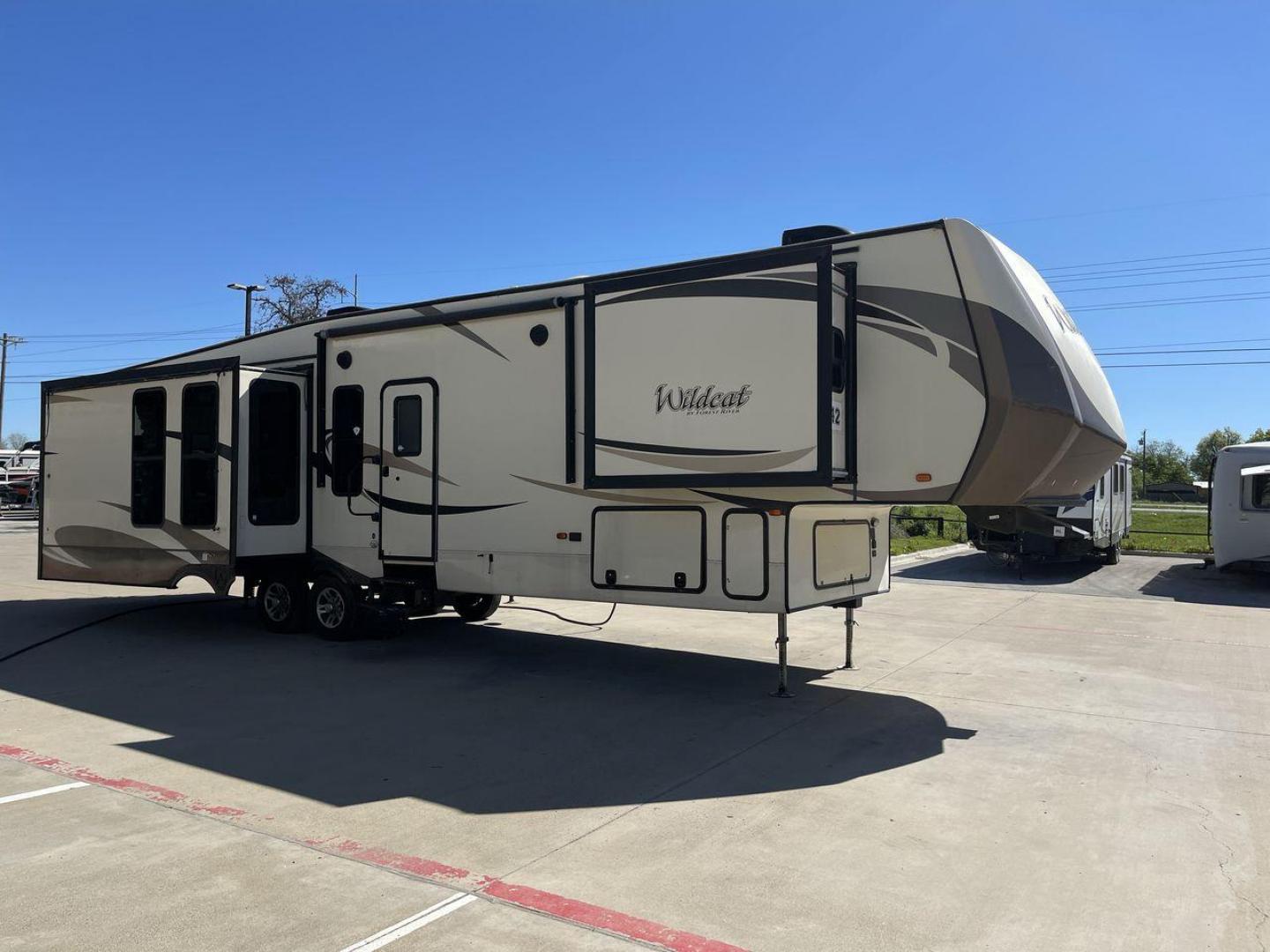 2018 TAN FOREST RIVER WILDCAT 37WB (5ZT3WC2BXJG) , located at 4319 N Main Street, Cleburne, TX, 76033, (817) 221-0660, 32.435829, -97.384178 - Photo#22