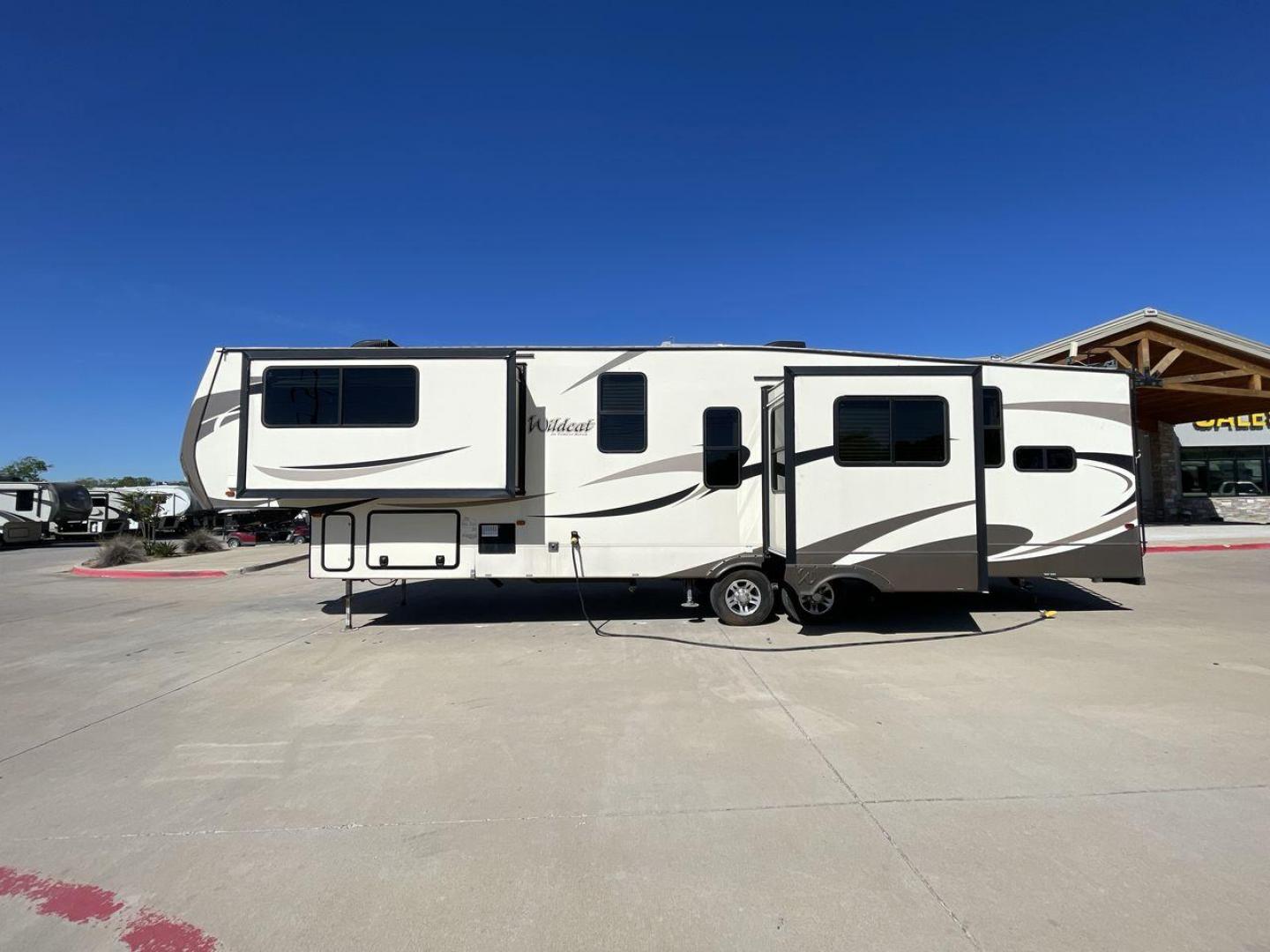 2018 TAN FOREST RIVER WILDCAT 37WB (5ZT3WC2BXJG) , located at 4319 N Main Street, Cleburne, TX, 76033, (817) 221-0660, 32.435829, -97.384178 - Photo#23