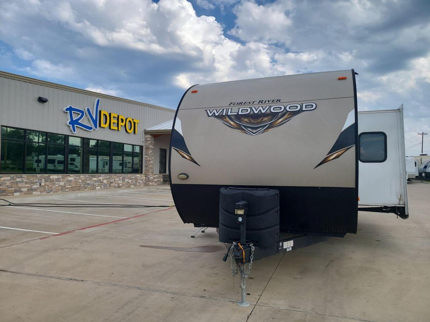 2018 FOREST RIVER WILDWOOD 28DBUD (4X4TWDD24JA) , Length: 29.5 ft. | Dry Weight: 6,223 lbs. | Slides: 1 transmission, located at 4319 N Main Street, Cleburne, TX, 76033, (817) 221-0660, 32.435829, -97.384178 - With the 2018 Forest River Wildwood 28DBUD travel trailer, you can make everlasting experiences. This RV is a great option for families and adventurers looking for the ideal combination of amenities for an amazing camping trip. It is thoughtfully designed for comfort and convenience. The dimensio - Photo#0