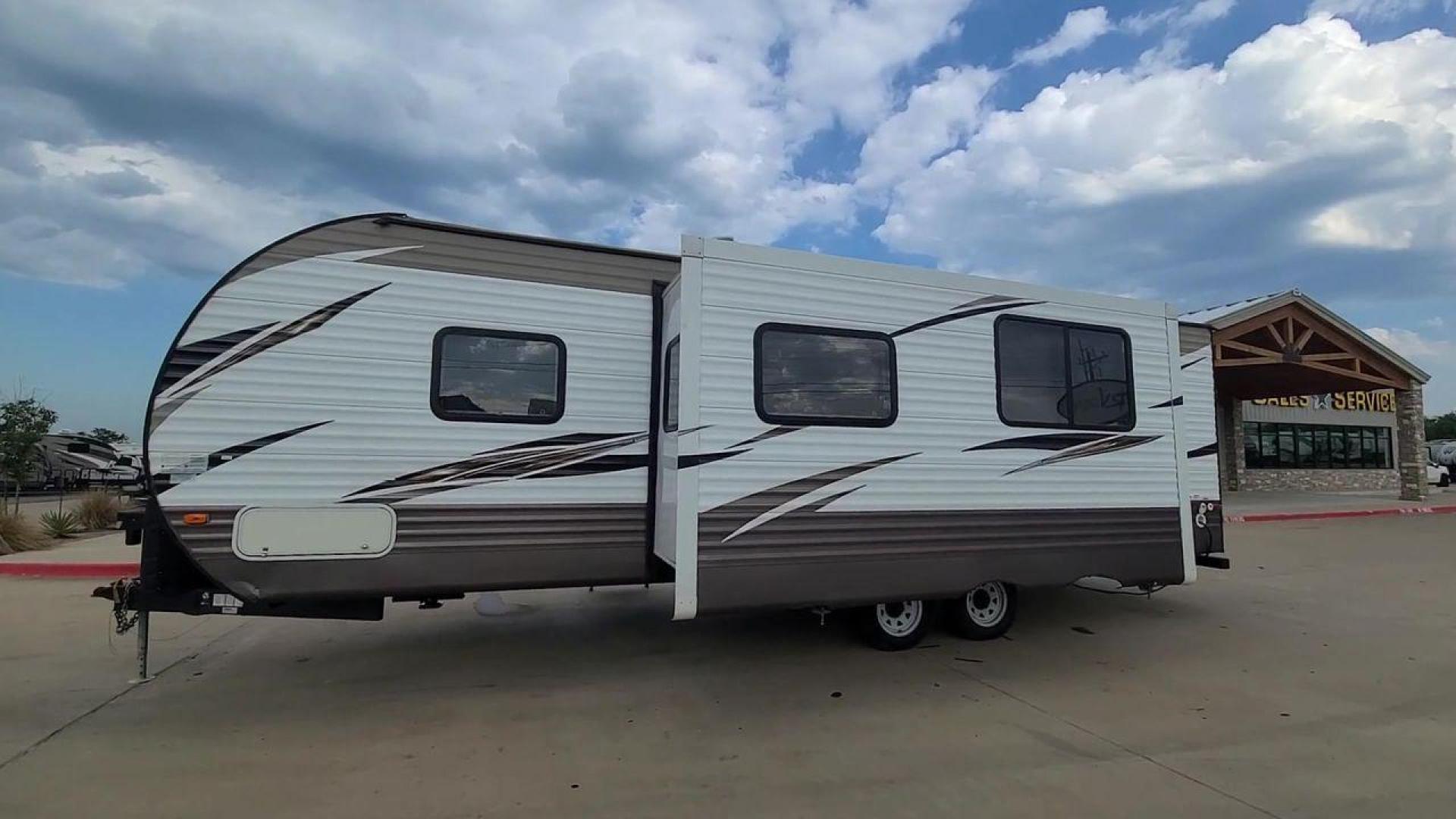 2018 FOREST RIVER WILDWOOD 28DBUD (4X4TWDD24JA) , Length: 29.5 ft. | Dry Weight: 6,223 lbs. | Slides: 1 transmission, located at 4319 N Main Street, Cleburne, TX, 76033, (817) 221-0660, 32.435829, -97.384178 - With the 2018 Forest River Wildwood 28DBUD travel trailer, you can make everlasting experiences. This RV is a great option for families and adventurers looking for the ideal combination of amenities for an amazing camping trip. It is thoughtfully designed for comfort and convenience. The dimensio - Photo#2