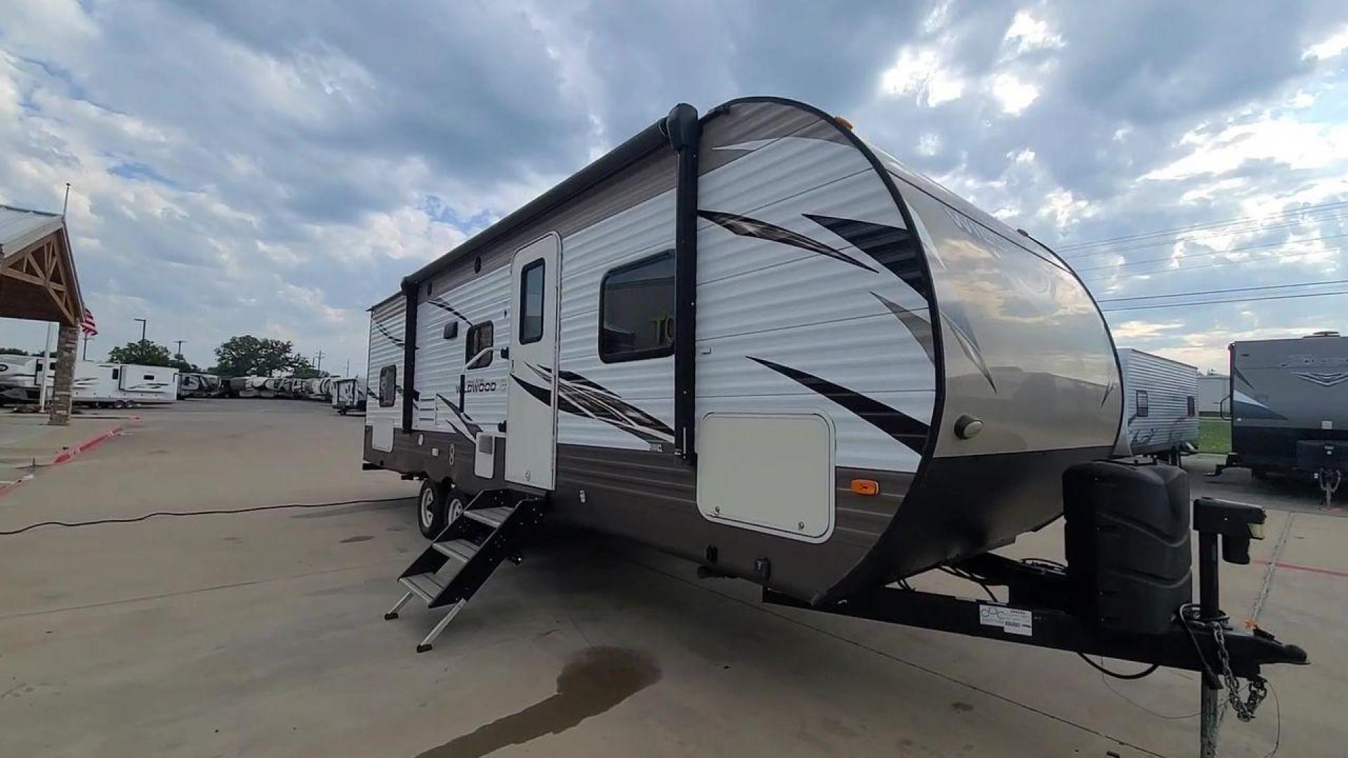 2018 FOREST RIVER WILDWOOD 28DBUD (4X4TWDD24JA) , Length: 29.5 ft. | Dry Weight: 6,223 lbs. | Slides: 1 transmission, located at 4319 N Main Street, Cleburne, TX, 76033, (817) 221-0660, 32.435829, -97.384178 - With the 2018 Forest River Wildwood 28DBUD travel trailer, you can make everlasting experiences. This RV is a great option for families and adventurers looking for the ideal combination of amenities for an amazing camping trip. It is thoughtfully designed for comfort and convenience. The dimensio - Photo#5