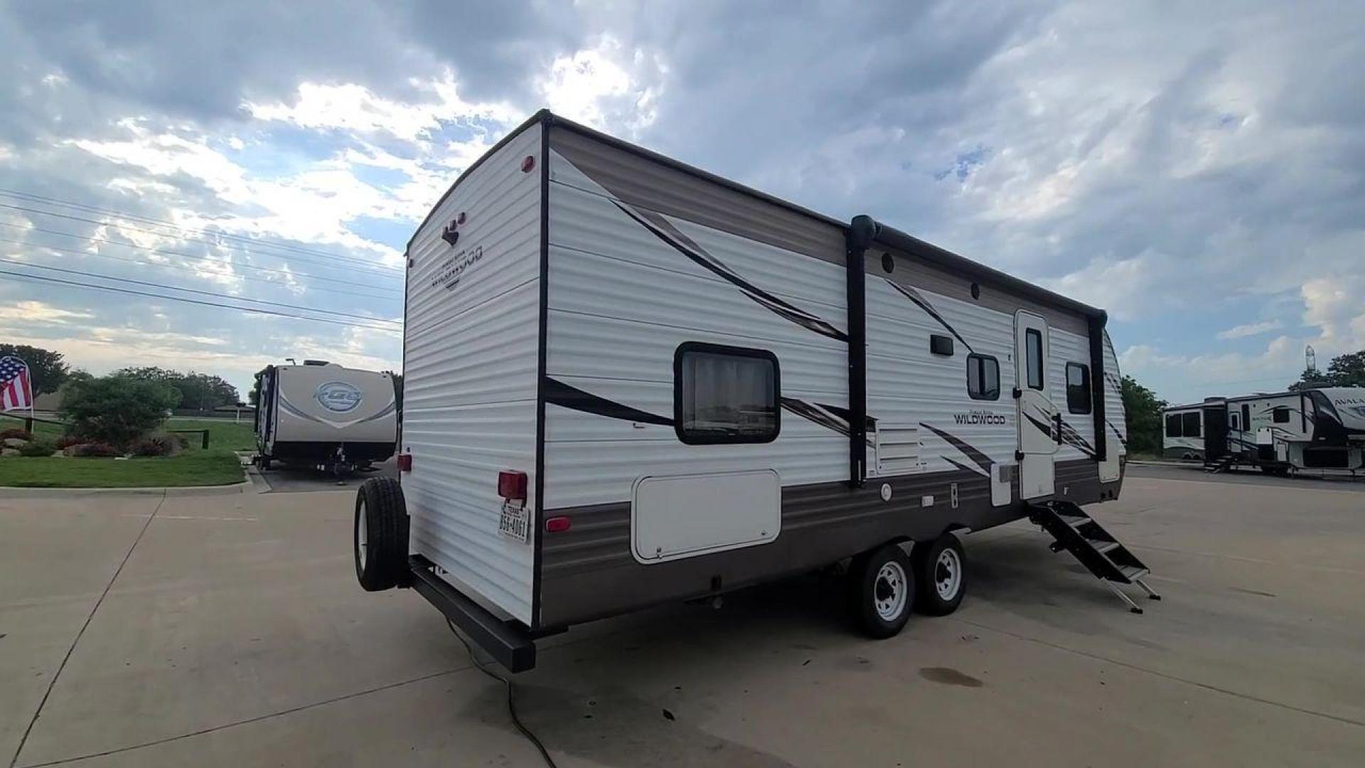 2018 FOREST RIVER WILDWOOD 28DBUD (4X4TWDD24JA) , Length: 29.5 ft. | Dry Weight: 6,223 lbs. | Slides: 1 transmission, located at 4319 N Main Street, Cleburne, TX, 76033, (817) 221-0660, 32.435829, -97.384178 - With the 2018 Forest River Wildwood 28DBUD travel trailer, you can make everlasting experiences. This RV is a great option for families and adventurers looking for the ideal combination of amenities for an amazing camping trip. It is thoughtfully designed for comfort and convenience. The dimensio - Photo#7