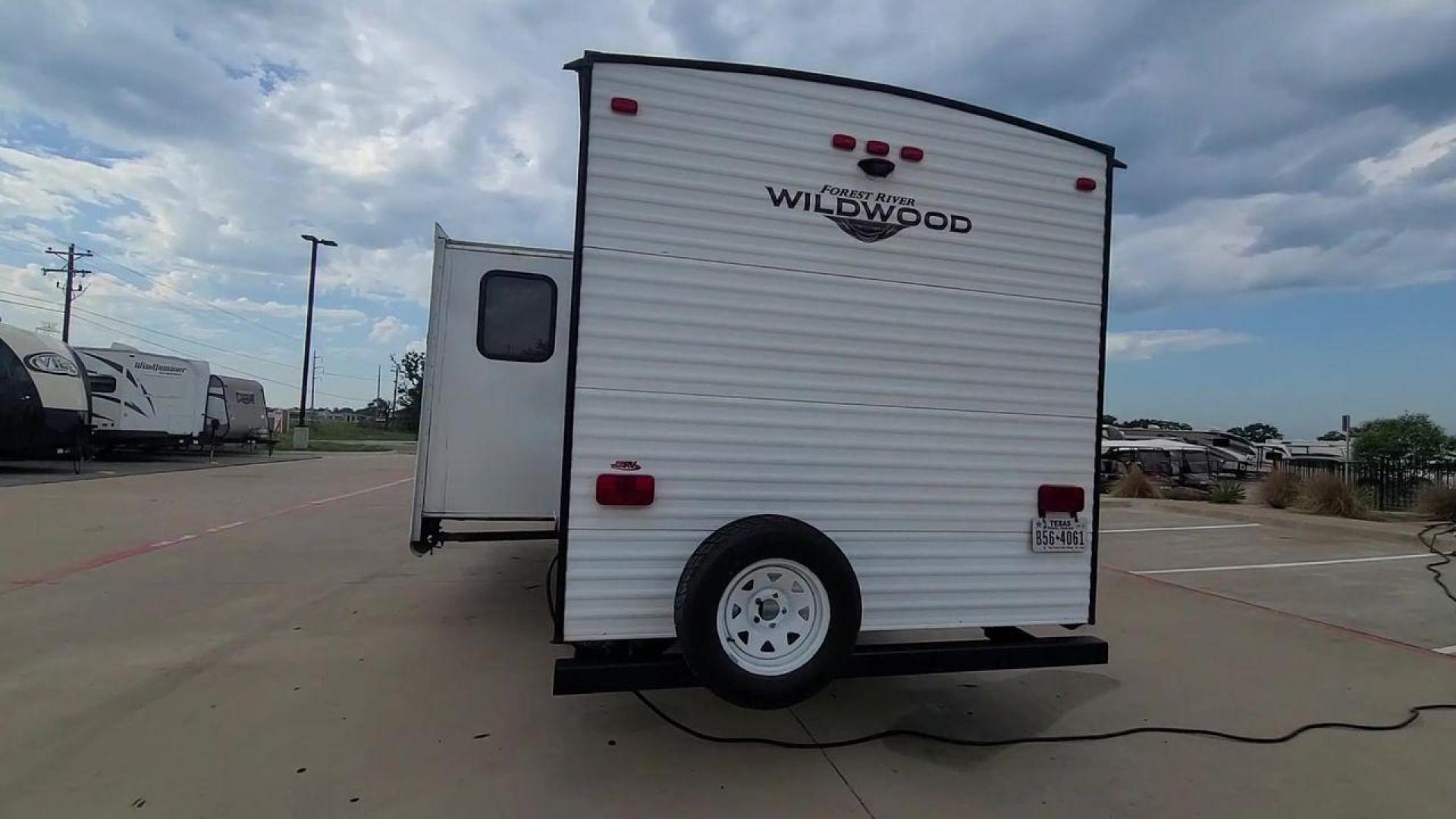 2018 FOREST RIVER WILDWOOD 28DBUD (4X4TWDD24JA) , Length: 29.5 ft. | Dry Weight: 6,223 lbs. | Slides: 1 transmission, located at 4319 N Main Street, Cleburne, TX, 76033, (817) 221-0660, 32.435829, -97.384178 - With the 2018 Forest River Wildwood 28DBUD travel trailer, you can make everlasting experiences. This RV is a great option for families and adventurers looking for the ideal combination of amenities for an amazing camping trip. It is thoughtfully designed for comfort and convenience. The dimensio - Photo#8