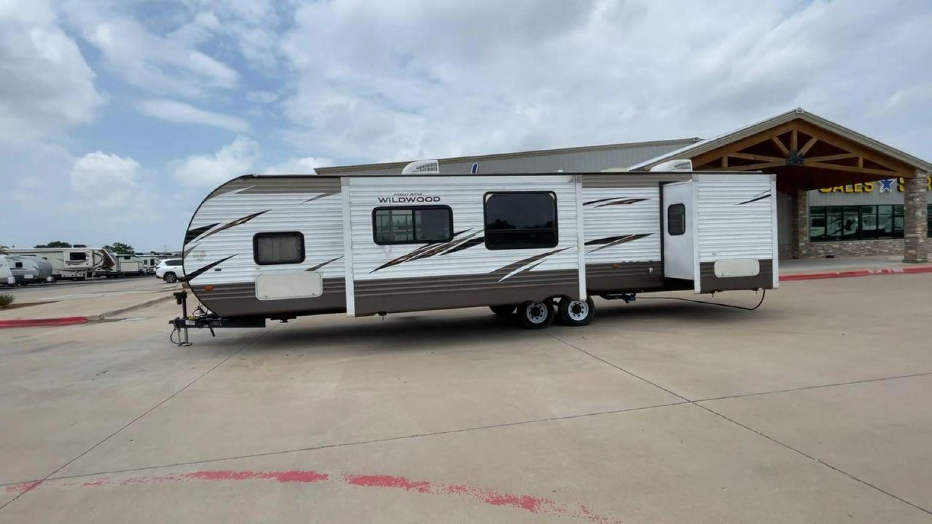 2018 FOREST RIVER WILDWOOD 36BHBS (4X4TWDM27J8) , located at 4319 N Main Street, Cleburne, TX, 76033, (817) 221-0660, 32.435829, -97.384178 - Photo#6