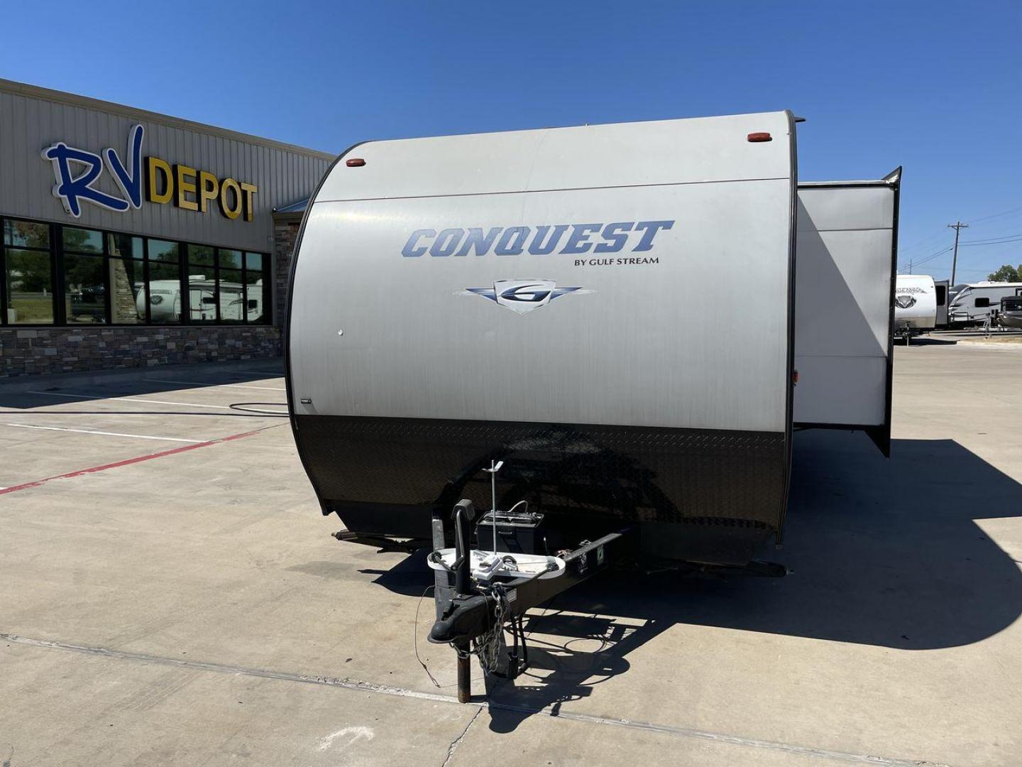 2018 GULFSTREAM CONQUEST (1NL1G3327J1) , Length: 32.25 ft. | Dry Weight: 5,870 lbs. | Slides: 1 transmission, located at 4319 N Main Street, Cleburne, TX, 76033, (817) 221-0660, 32.435829, -97.384178 - The 2018 GULF STREAM CONQUEST 279BH travel trailer will enhance your camping adventure. This finely built RV creates a stylish and cozy home on wheels for your travels by fusing contemporary style with well-considered amenities. The measurements of this unit are 32.5 ft in length, 8 ft in width, - Photo#0