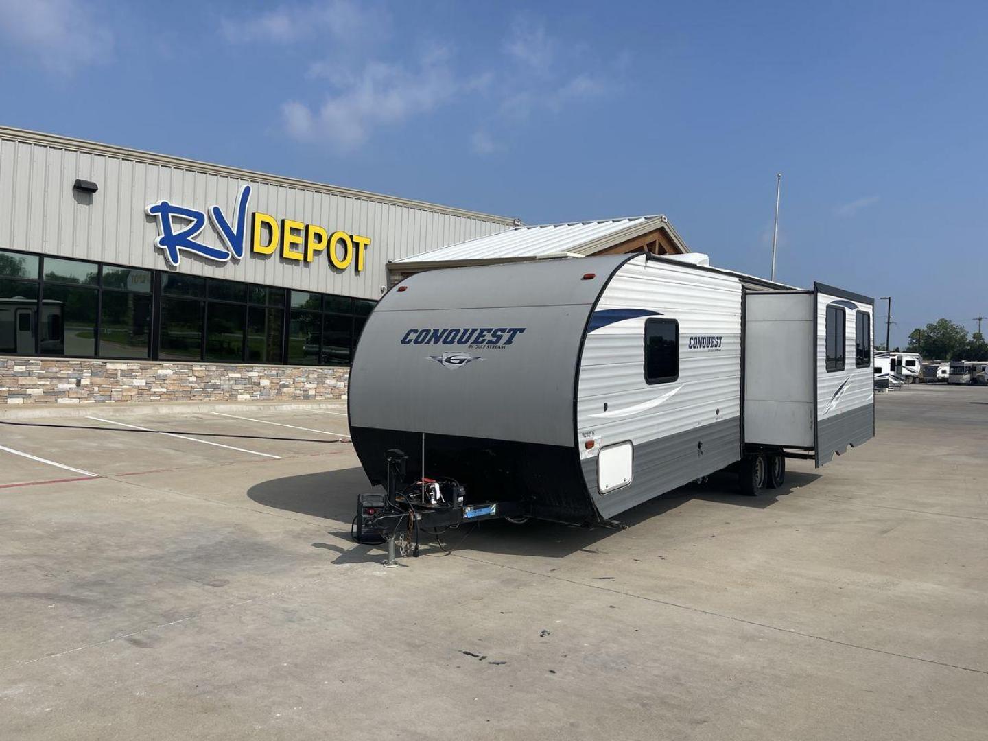 2018 GRAY GULF STREAM CONQUEST 250RL - (1NL1G3123J1) , Length: 30.92 ft | Dry Weight: 5,664 lbs | Slides: 1 transmission, located at 4319 N Main Street, Cleburne, TX, 76033, (817) 221-0660, 32.435829, -97.384178 - With the 2018 Gulf Stream Conquest 250RL, a travel trailer made for unforgettable trips, you can enjoy the highest level of comfort and flexibility on the road. This model's length of 30.92 feet is just the right amount of space for easy maneuverability, offering a great RV experience. The Conquest - Photo#0