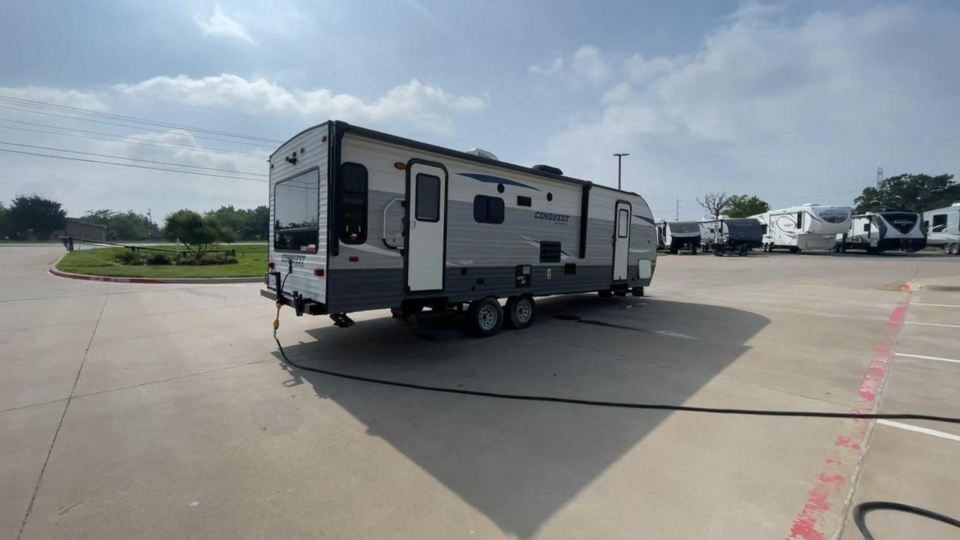 2018 GRAY GULF STREAM CONQUEST 250RL - (1NL1G3123J1) , Length: 30.92 ft | Dry Weight: 5,664 lbs | Slides: 1 transmission, located at 4319 N Main Street, Cleburne, TX, 76033, (817) 221-0660, 32.435829, -97.384178 - With the 2018 Gulf Stream Conquest 250RL, a travel trailer made for unforgettable trips, you can enjoy the highest level of comfort and flexibility on the road. This model's length of 30.92 feet is just the right amount of space for easy maneuverability, offering a great RV experience. The Conquest - Photo#1