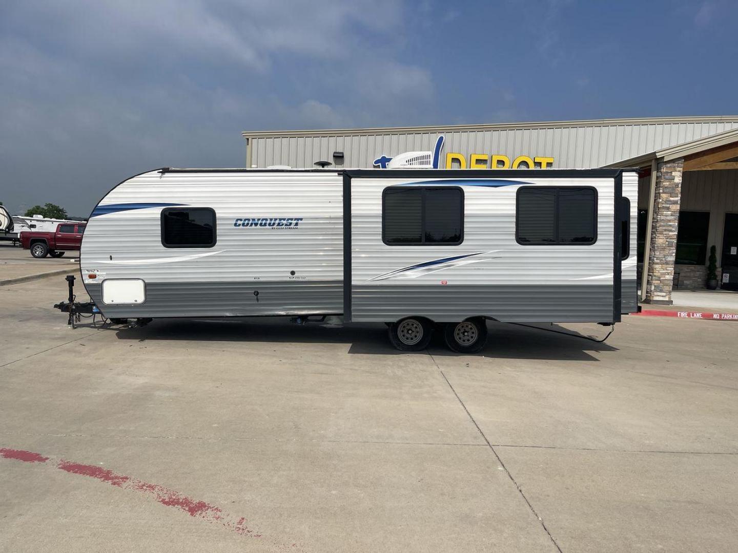 2018 GRAY GULF STREAM CONQUEST 250RL - (1NL1G3123J1) , Length: 30.92 ft | Dry Weight: 5,664 lbs | Slides: 1 transmission, located at 4319 N Main Street, Cleburne, TX, 76033, (817) 221-0660, 32.435829, -97.384178 - With the 2018 Gulf Stream Conquest 250RL, a travel trailer made for unforgettable trips, you can enjoy the highest level of comfort and flexibility on the road. This model's length of 30.92 feet is just the right amount of space for easy maneuverability, offering a great RV experience. The Conquest - Photo#24