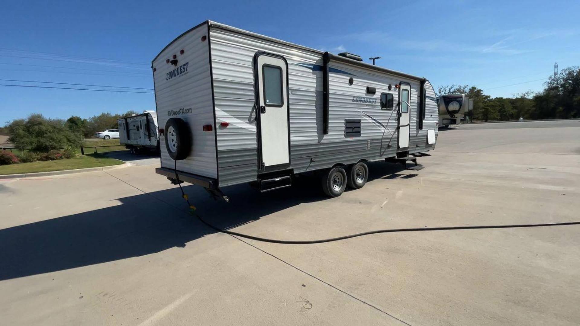 2018 GRAY GULF STREAM CONQUEST 268BH (1NL1G302XJ1) , Length: 29.5 ft. | Dry Weight: 5,220 lbs. | Slides: 1 transmission, located at 4319 N Main Street, Cleburne, TX, 76033, (817) 221-0660, 32.435829, -97.384178 - This 2018 Gulf Stream Travel Trailer measures 29.5 feet long and 8 feet wide with a dry weight of 5,220 lbs. It has a payload capacity of 2,483 lbs. and a hitch weight of 660 lbs. It also comes equipped with automatic heating and cooling rated at 16,000 and 13,500 BTUs respectively. The exterior is - Photo#1