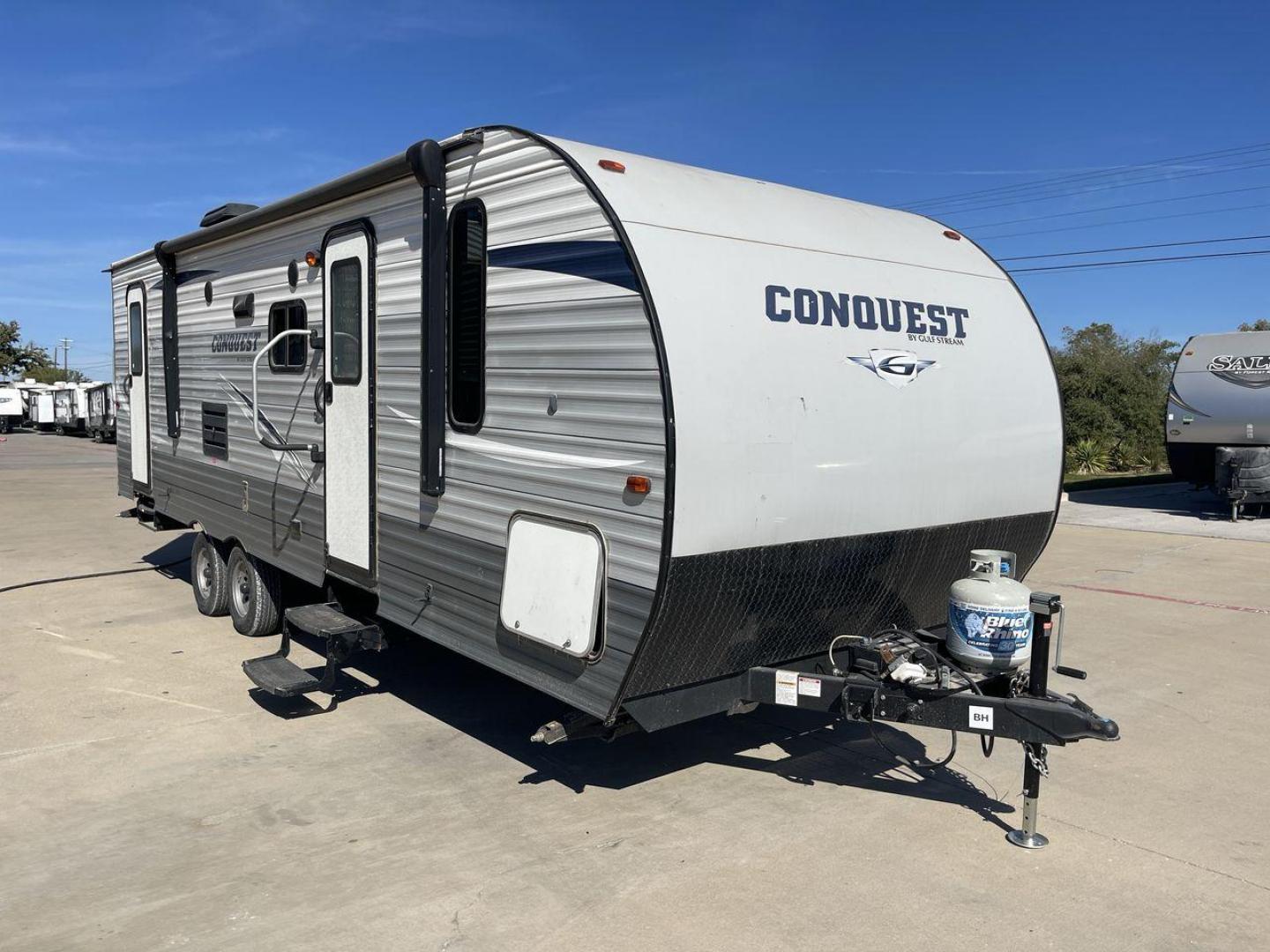 2018 GRAY GULF STREAM CONQUEST 268BH (1NL1G302XJ1) , Length: 29.5 ft. | Dry Weight: 5,220 lbs. | Slides: 1 transmission, located at 4319 N Main Street, Cleburne, TX, 76033, (817) 221-0660, 32.435829, -97.384178 - This 2018 Gulf Stream Travel Trailer measures 29.5 feet long and 8 feet wide with a dry weight of 5,220 lbs. It has a payload capacity of 2,483 lbs. and a hitch weight of 660 lbs. It also comes equipped with automatic heating and cooling rated at 16,000 and 13,500 BTUs respectively. The exterior is - Photo#22