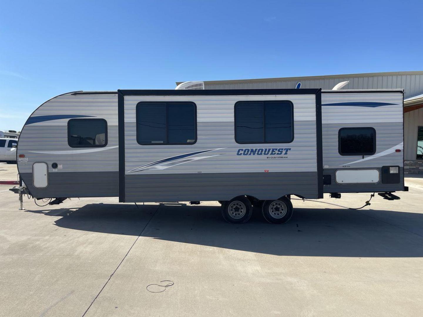 2018 GRAY GULF STREAM CONQUEST 268BH (1NL1G302XJ1) , Length: 29.5 ft. | Dry Weight: 5,220 lbs. | Slides: 1 transmission, located at 4319 N Main Street, Cleburne, TX, 76033, (817) 221-0660, 32.435829, -97.384178 - This 2018 Gulf Stream Travel Trailer measures 29.5 feet long and 8 feet wide with a dry weight of 5,220 lbs. It has a payload capacity of 2,483 lbs. and a hitch weight of 660 lbs. It also comes equipped with automatic heating and cooling rated at 16,000 and 13,500 BTUs respectively. The exterior is - Photo#23