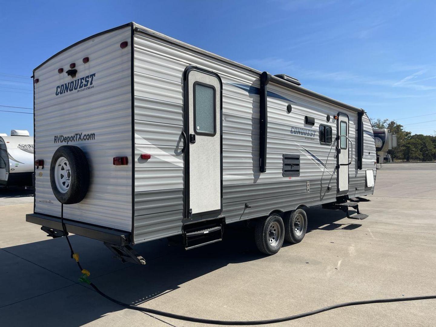 2018 GRAY GULF STREAM CONQUEST 268BH (1NL1G302XJ1) , Length: 29.5 ft. | Dry Weight: 5,220 lbs. | Slides: 1 transmission, located at 4319 N Main Street, Cleburne, TX, 76033, (817) 221-0660, 32.435829, -97.384178 - This 2018 Gulf Stream Travel Trailer measures 29.5 feet long and 8 feet wide with a dry weight of 5,220 lbs. It has a payload capacity of 2,483 lbs. and a hitch weight of 660 lbs. It also comes equipped with automatic heating and cooling rated at 16,000 and 13,500 BTUs respectively. The exterior is - Photo#24