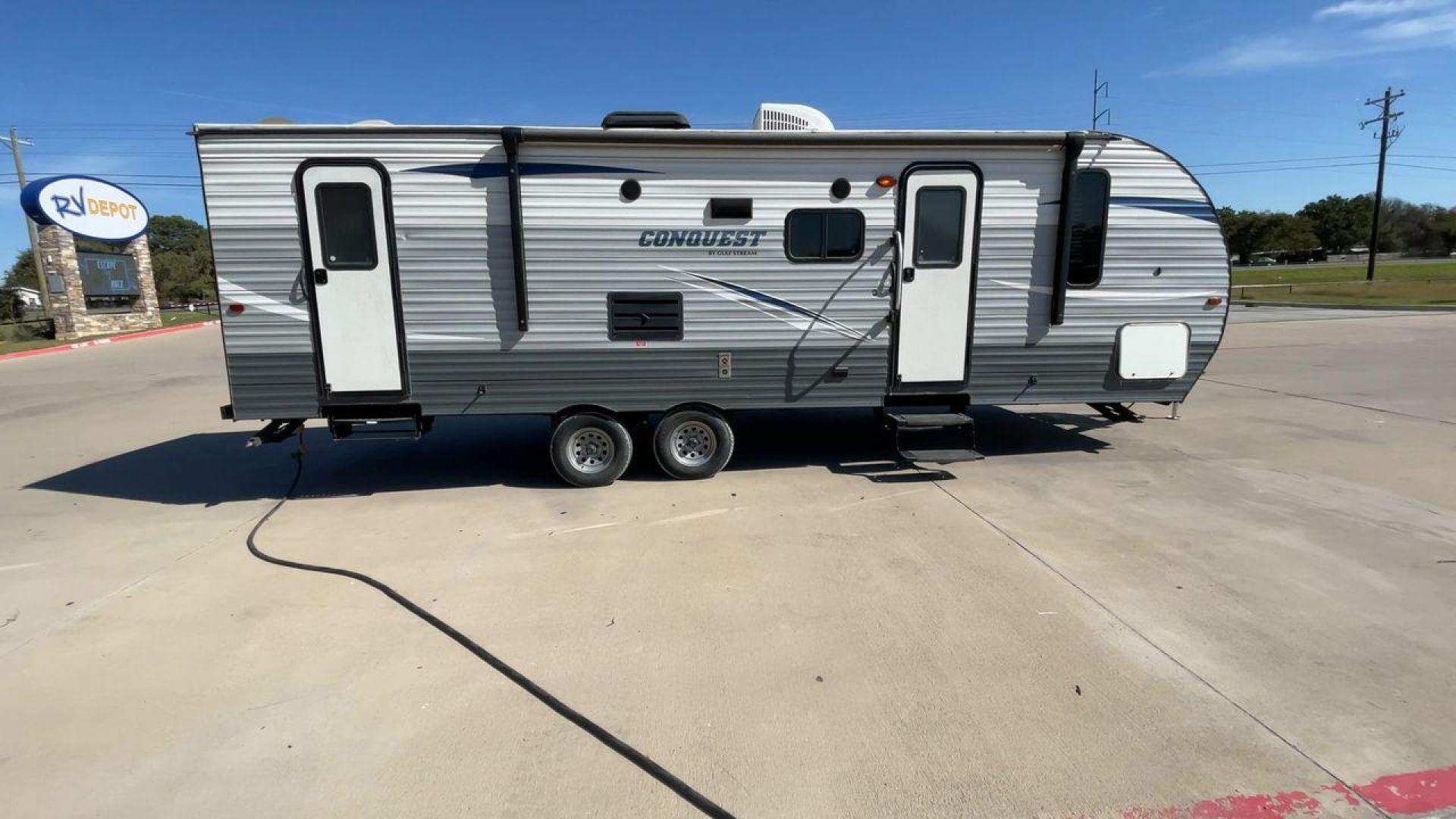 2018 GRAY GULF STREAM CONQUEST 268BH (1NL1G302XJ1) , Length: 29.5 ft. | Dry Weight: 5,220 lbs. | Slides: 1 transmission, located at 4319 N Main Street, Cleburne, TX, 76033, (817) 221-0660, 32.435829, -97.384178 - This 2018 Gulf Stream Travel Trailer measures 29.5 feet long and 8 feet wide with a dry weight of 5,220 lbs. It has a payload capacity of 2,483 lbs. and a hitch weight of 660 lbs. It also comes equipped with automatic heating and cooling rated at 16,000 and 13,500 BTUs respectively. The exterior is - Photo#2