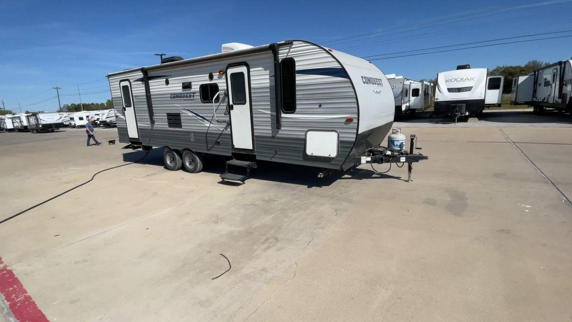 2018 GRAY GULF STREAM CONQUEST 268BH (1NL1G302XJ1) , Length: 29.5 ft. | Dry Weight: 5,220 lbs. | Slides: 1 transmission, located at 4319 N Main Street, Cleburne, TX, 76033, (817) 221-0660, 32.435829, -97.384178 - This 2018 Gulf Stream Travel Trailer measures 29.5 feet long and 8 feet wide with a dry weight of 5,220 lbs. It has a payload capacity of 2,483 lbs. and a hitch weight of 660 lbs. It also comes equipped with automatic heating and cooling rated at 16,000 and 13,500 BTUs respectively. The exterior is - Photo#3