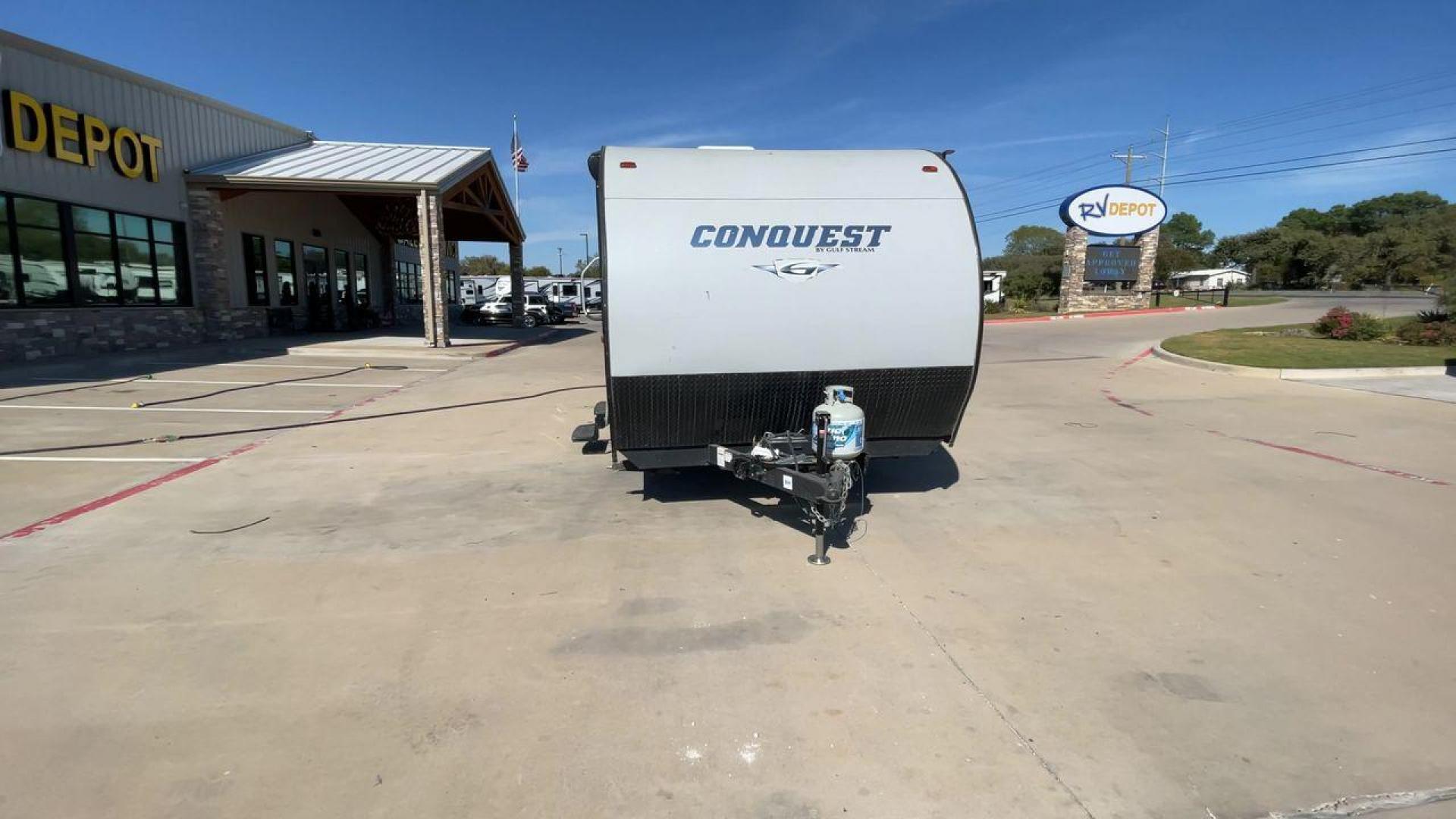 2018 GRAY GULF STREAM CONQUEST 268BH (1NL1G302XJ1) , Length: 29.5 ft. | Dry Weight: 5,220 lbs. | Slides: 1 transmission, located at 4319 N Main Street, Cleburne, TX, 76033, (817) 221-0660, 32.435829, -97.384178 - This 2018 Gulf Stream Travel Trailer measures 29.5 feet long and 8 feet wide with a dry weight of 5,220 lbs. It has a payload capacity of 2,483 lbs. and a hitch weight of 660 lbs. It also comes equipped with automatic heating and cooling rated at 16,000 and 13,500 BTUs respectively. The exterior is - Photo#4