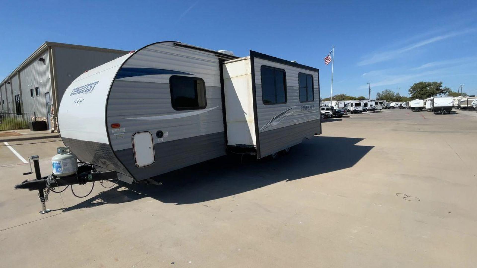 2018 GRAY GULF STREAM CONQUEST 268BH (1NL1G302XJ1) , Length: 29.5 ft. | Dry Weight: 5,220 lbs. | Slides: 1 transmission, located at 4319 N Main Street, Cleburne, TX, 76033, (817) 221-0660, 32.435829, -97.384178 - This 2018 Gulf Stream Travel Trailer measures 29.5 feet long and 8 feet wide with a dry weight of 5,220 lbs. It has a payload capacity of 2,483 lbs. and a hitch weight of 660 lbs. It also comes equipped with automatic heating and cooling rated at 16,000 and 13,500 BTUs respectively. The exterior is - Photo#5