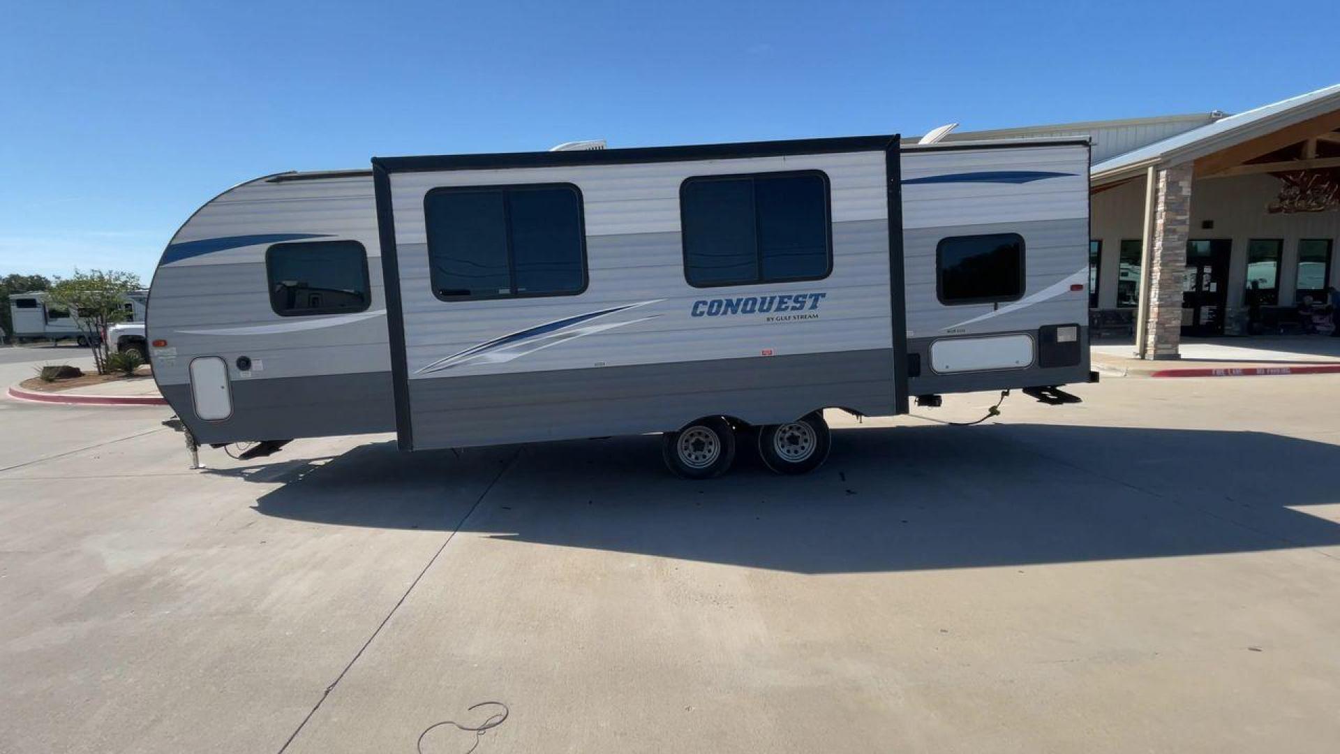 2018 GRAY GULF STREAM CONQUEST 268BH (1NL1G302XJ1) , Length: 29.5 ft. | Dry Weight: 5,220 lbs. | Slides: 1 transmission, located at 4319 N Main Street, Cleburne, TX, 76033, (817) 221-0660, 32.435829, -97.384178 - This 2018 Gulf Stream Travel Trailer measures 29.5 feet long and 8 feet wide with a dry weight of 5,220 lbs. It has a payload capacity of 2,483 lbs. and a hitch weight of 660 lbs. It also comes equipped with automatic heating and cooling rated at 16,000 and 13,500 BTUs respectively. The exterior is - Photo#6