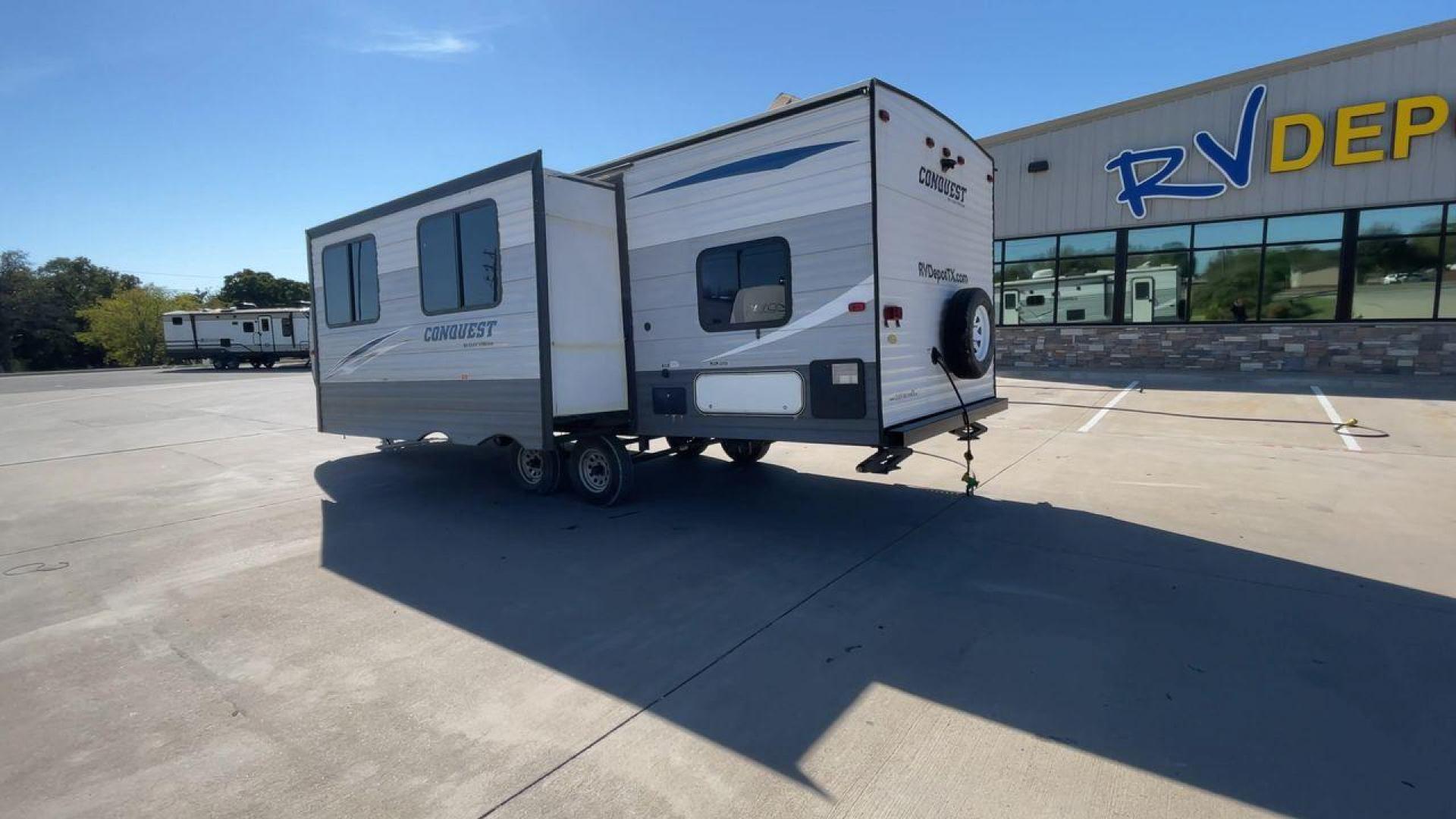 2018 GRAY GULF STREAM CONQUEST 268BH (1NL1G302XJ1) , Length: 29.5 ft. | Dry Weight: 5,220 lbs. | Slides: 1 transmission, located at 4319 N Main Street, Cleburne, TX, 76033, (817) 221-0660, 32.435829, -97.384178 - This 2018 Gulf Stream Travel Trailer measures 29.5 feet long and 8 feet wide with a dry weight of 5,220 lbs. It has a payload capacity of 2,483 lbs. and a hitch weight of 660 lbs. It also comes equipped with automatic heating and cooling rated at 16,000 and 13,500 BTUs respectively. The exterior is - Photo#7