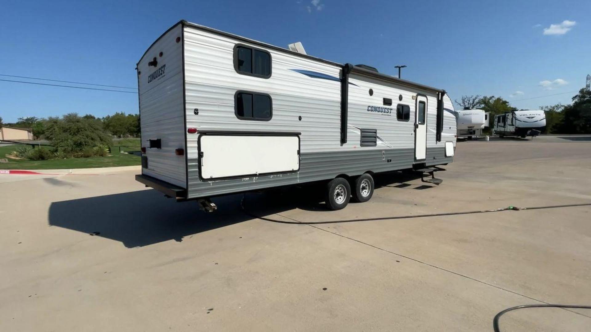 2018 WHITE GULF STREAM CONQUEST 274QB - (1NL1G322XJ1) , Length: 32.25 ft. | Dry Weight: 6,230 lbs. | Slides: 1 transmission, located at 4319 N Main Street, Cleburne, TX, 76033, (817) 221-0660, 32.435829, -97.384178 - Take advantage of the 2018 Gulf Stream Conquest 274QB Travel Trailer and enjoy camping with the family. This travel trailer offers a comfortable and convenient living area for your outdoor adventures, designed with comfort and convenience in mind. The measurements of this unit are 32.25 ft in len - Photo#1