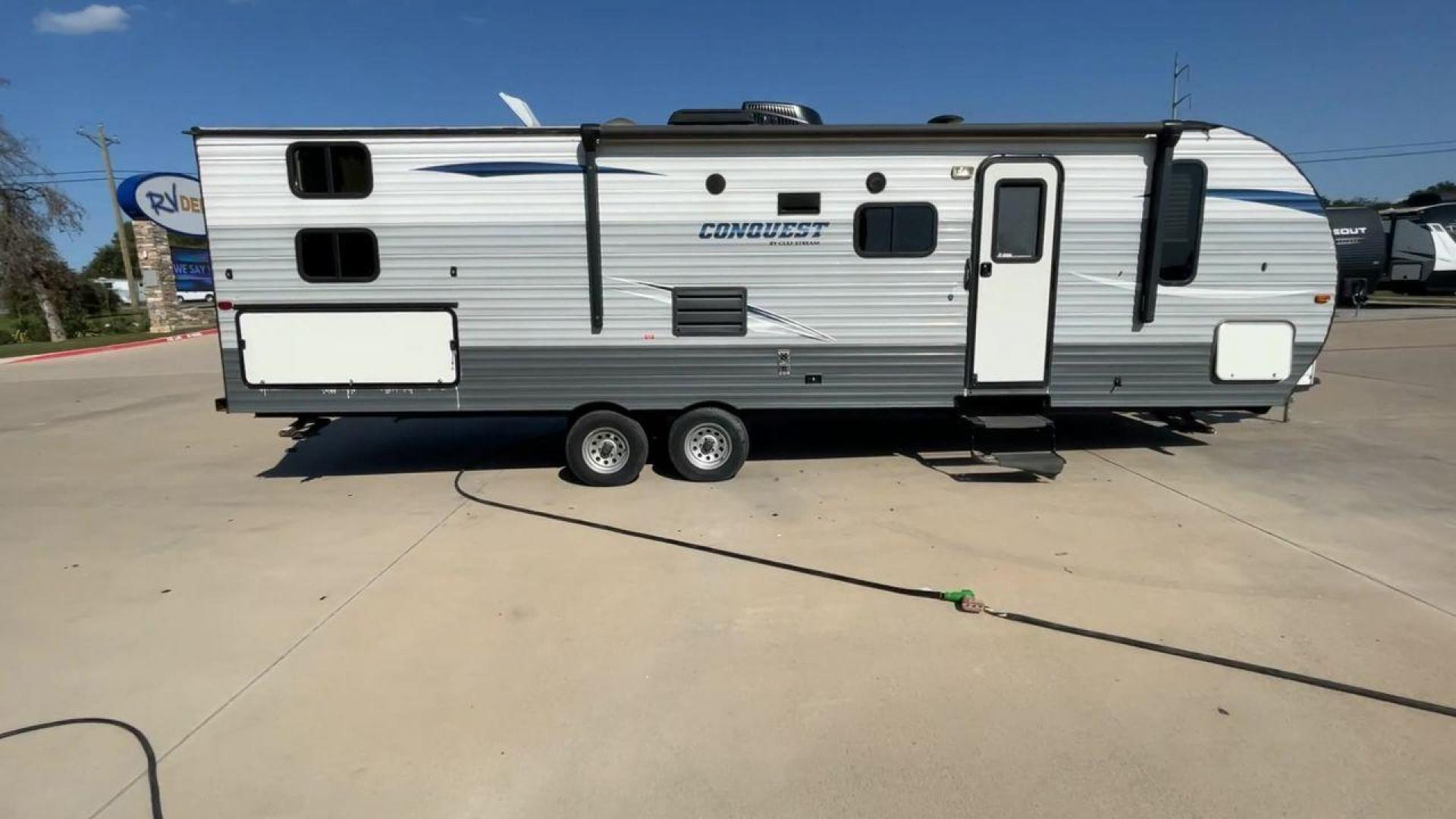 2018 WHITE GULF STREAM CONQUEST 274QB - (1NL1G322XJ1) , Length: 32.25 ft. | Dry Weight: 6,230 lbs. | Slides: 1 transmission, located at 4319 N Main Street, Cleburne, TX, 76033, (817) 221-0660, 32.435829, -97.384178 - Take advantage of the 2018 Gulf Stream Conquest 274QB Travel Trailer and enjoy camping with the family. This travel trailer offers a comfortable and convenient living area for your outdoor adventures, designed with comfort and convenience in mind. The measurements of this unit are 32.25 ft in len - Photo#2