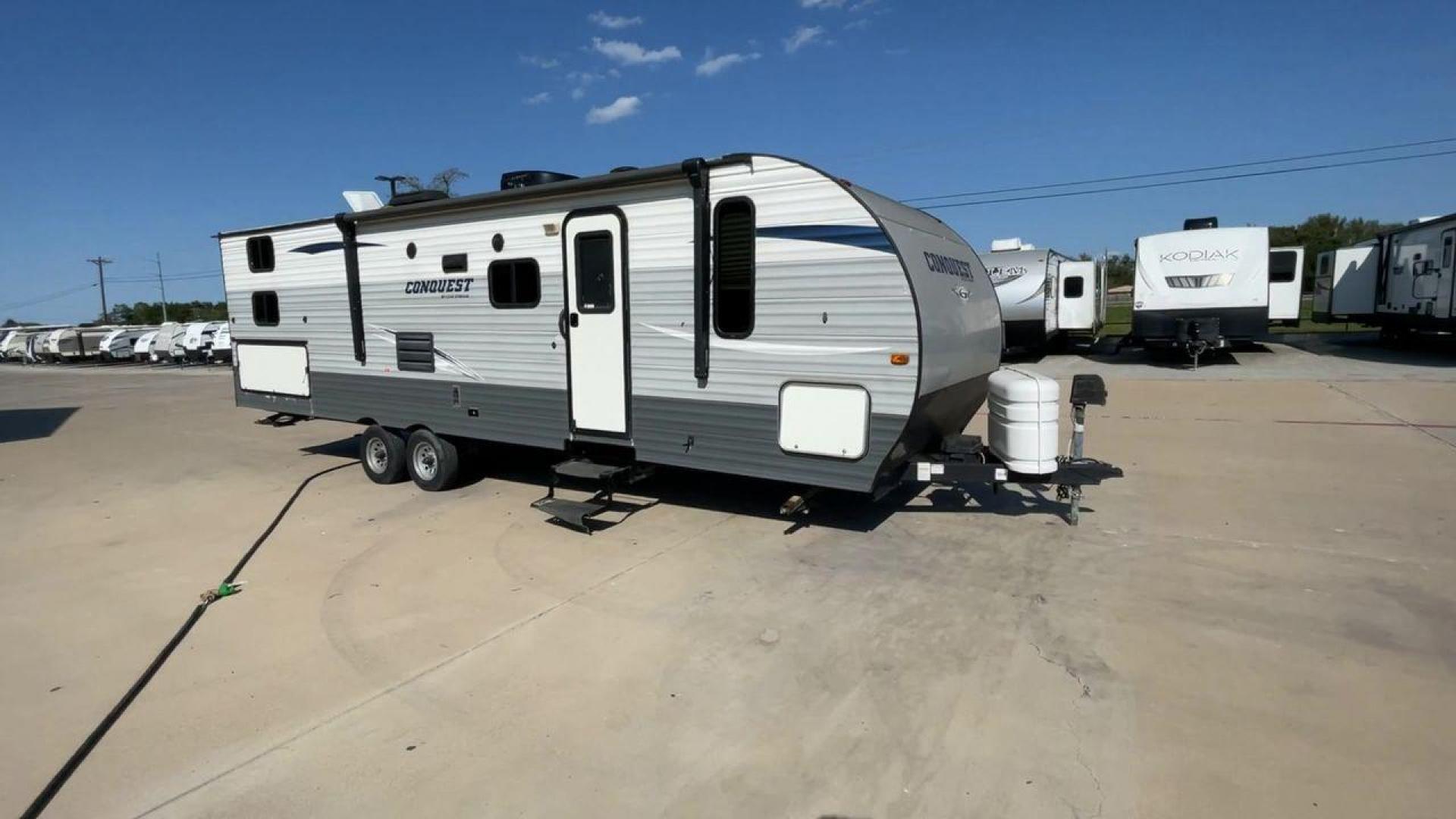 2018 WHITE GULF STREAM CONQUEST 274QB - (1NL1G322XJ1) , Length: 32.25 ft. | Dry Weight: 6,230 lbs. | Slides: 1 transmission, located at 4319 N Main Street, Cleburne, TX, 76033, (817) 221-0660, 32.435829, -97.384178 - Take advantage of the 2018 Gulf Stream Conquest 274QB Travel Trailer and enjoy camping with the family. This travel trailer offers a comfortable and convenient living area for your outdoor adventures, designed with comfort and convenience in mind. The measurements of this unit are 32.25 ft in len - Photo#3