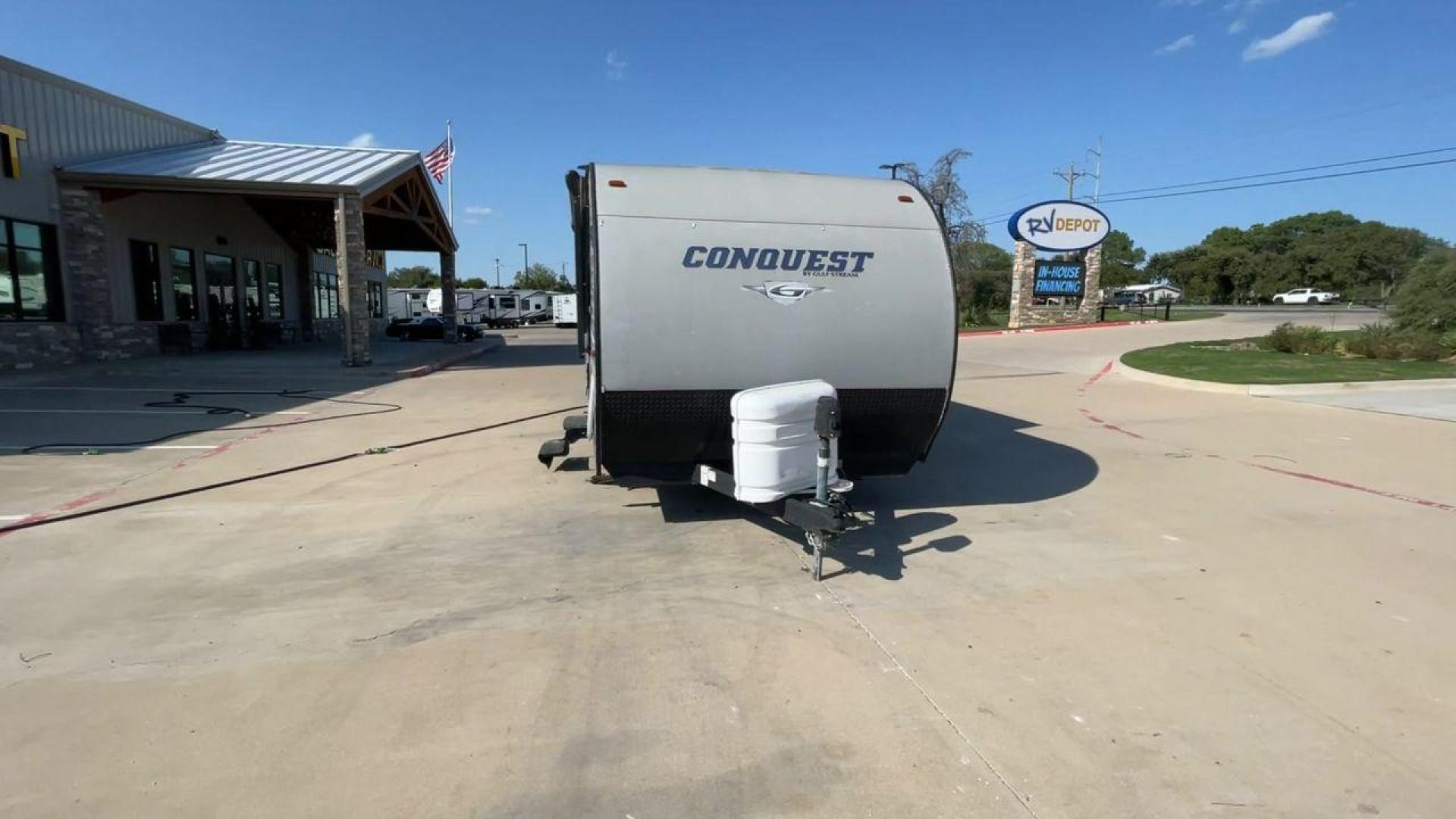 2018 WHITE GULF STREAM CONQUEST 274QB - (1NL1G322XJ1) , Length: 32.25 ft. | Dry Weight: 6,230 lbs. | Slides: 1 transmission, located at 4319 N Main Street, Cleburne, TX, 76033, (817) 221-0660, 32.435829, -97.384178 - Take advantage of the 2018 Gulf Stream Conquest 274QB Travel Trailer and enjoy camping with the family. This travel trailer offers a comfortable and convenient living area for your outdoor adventures, designed with comfort and convenience in mind. The measurements of this unit are 32.25 ft in len - Photo#4