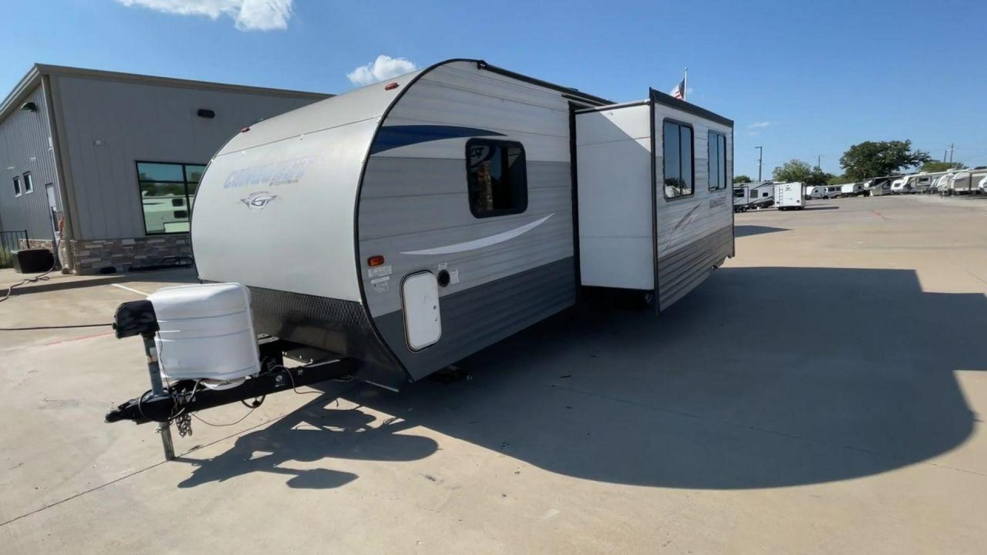 2018 WHITE GULF STREAM CONQUEST 274QB - (1NL1G322XJ1) , Length: 32.25 ft. | Dry Weight: 6,230 lbs. | Slides: 1 transmission, located at 4319 N Main Street, Cleburne, TX, 76033, (817) 221-0660, 32.435829, -97.384178 - Take advantage of the 2018 Gulf Stream Conquest 274QB Travel Trailer and enjoy camping with the family. This travel trailer offers a comfortable and convenient living area for your outdoor adventures, designed with comfort and convenience in mind. The measurements of this unit are 32.25 ft in len - Photo#5