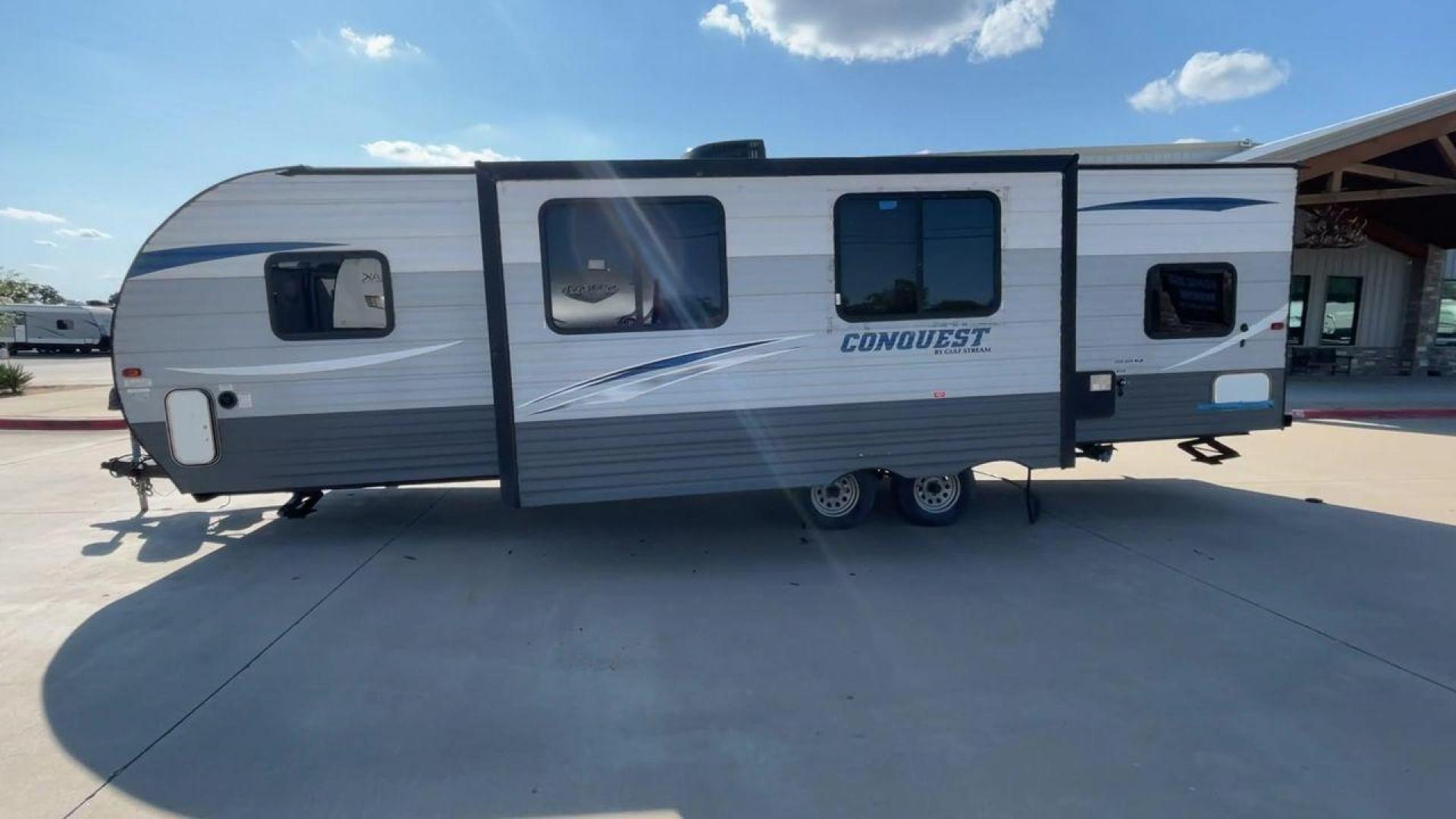 2018 WHITE GULF STREAM CONQUEST 274QB - (1NL1G322XJ1) , Length: 32.25 ft. | Dry Weight: 6,230 lbs. | Slides: 1 transmission, located at 4319 N Main Street, Cleburne, TX, 76033, (817) 221-0660, 32.435829, -97.384178 - Take advantage of the 2018 Gulf Stream Conquest 274QB Travel Trailer and enjoy camping with the family. This travel trailer offers a comfortable and convenient living area for your outdoor adventures, designed with comfort and convenience in mind. The measurements of this unit are 32.25 ft in len - Photo#6