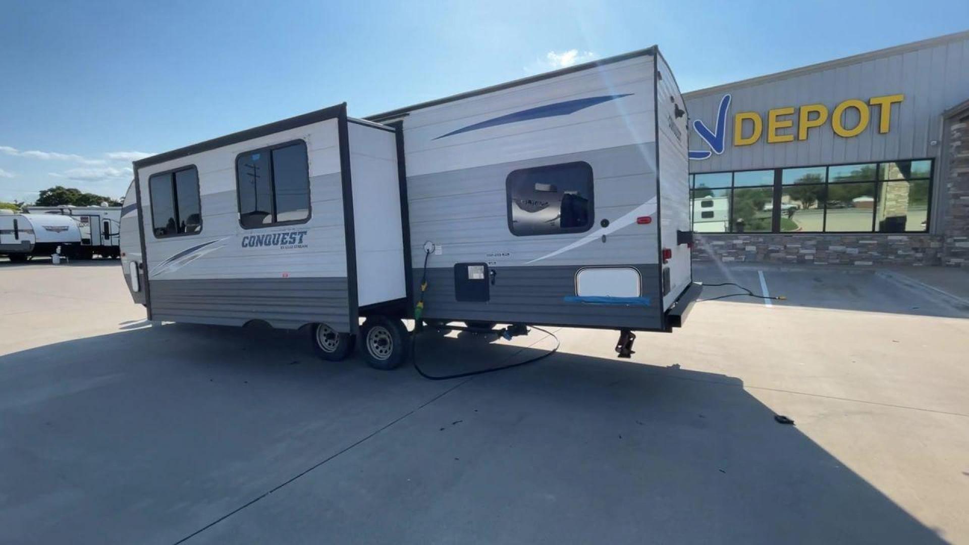 2018 WHITE GULF STREAM CONQUEST 274QB - (1NL1G322XJ1) , Length: 32.25 ft. | Dry Weight: 6,230 lbs. | Slides: 1 transmission, located at 4319 N Main Street, Cleburne, TX, 76033, (817) 221-0660, 32.435829, -97.384178 - Take advantage of the 2018 Gulf Stream Conquest 274QB Travel Trailer and enjoy camping with the family. This travel trailer offers a comfortable and convenient living area for your outdoor adventures, designed with comfort and convenience in mind. The measurements of this unit are 32.25 ft in len - Photo#7