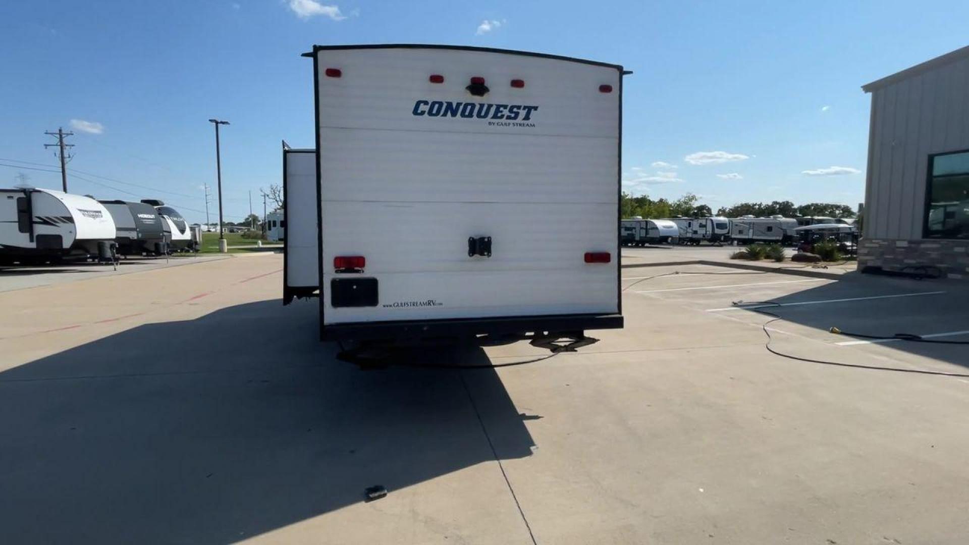 2018 WHITE GULF STREAM CONQUEST 274QB - (1NL1G322XJ1) , Length: 32.25 ft. | Dry Weight: 6,230 lbs. | Slides: 1 transmission, located at 4319 N Main Street, Cleburne, TX, 76033, (817) 221-0660, 32.435829, -97.384178 - Take advantage of the 2018 Gulf Stream Conquest 274QB Travel Trailer and enjoy camping with the family. This travel trailer offers a comfortable and convenient living area for your outdoor adventures, designed with comfort and convenience in mind. The measurements of this unit are 32.25 ft in len - Photo#8