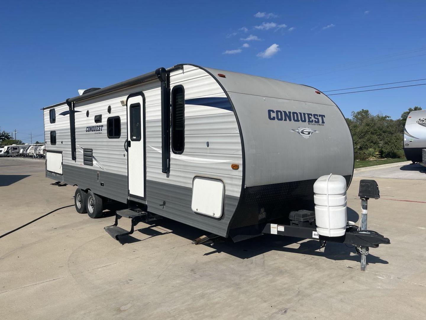 2018 WHITE GULF STREAM CONQUEST 274QB - (1NL1G322XJ1) , Length: 32.25 ft. | Dry Weight: 6,230 lbs. | Slides: 1 transmission, located at 4319 N Main Street, Cleburne, TX, 76033, (817) 221-0660, 32.435829, -97.384178 - Take advantage of the 2018 Gulf Stream Conquest 274QB Travel Trailer and enjoy camping with the family. This travel trailer offers a comfortable and convenient living area for your outdoor adventures, designed with comfort and convenience in mind. The measurements of this unit are 32.25 ft in len - Photo#22