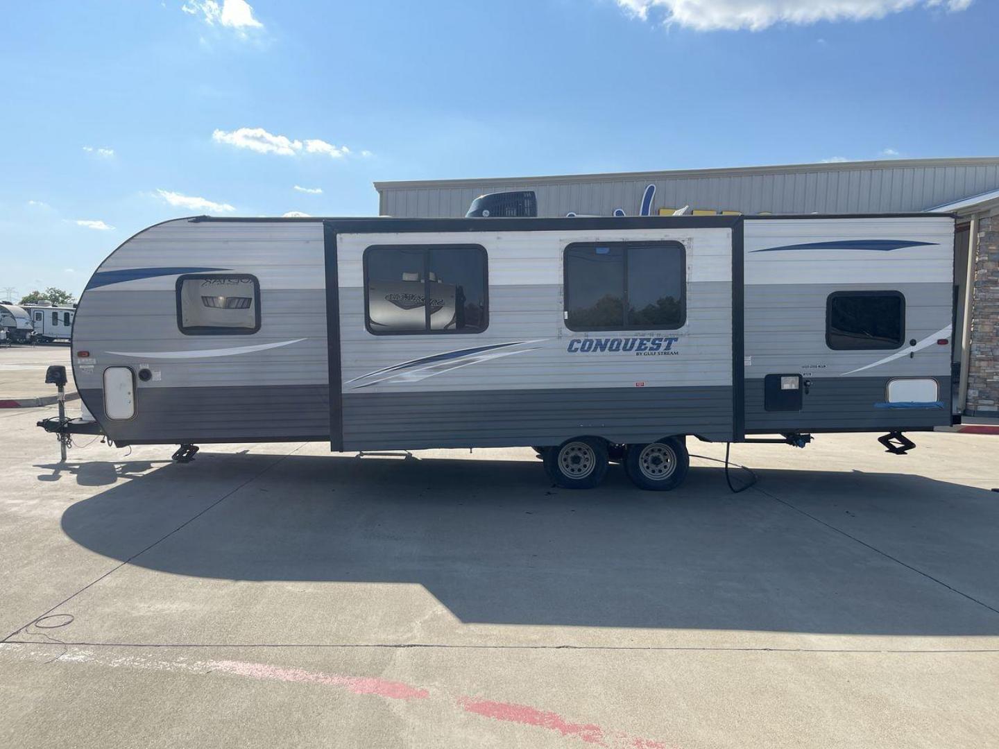 2018 WHITE GULF STREAM CONQUEST 274QB - (1NL1G322XJ1) , Length: 32.25 ft. | Dry Weight: 6,230 lbs. | Slides: 1 transmission, located at 4319 N Main Street, Cleburne, TX, 76033, (817) 221-0660, 32.435829, -97.384178 - Take advantage of the 2018 Gulf Stream Conquest 274QB Travel Trailer and enjoy camping with the family. This travel trailer offers a comfortable and convenient living area for your outdoor adventures, designed with comfort and convenience in mind. The measurements of this unit are 32.25 ft in len - Photo#23