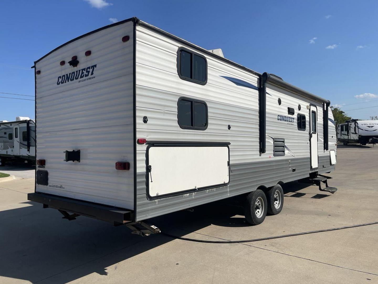 2018 WHITE GULF STREAM CONQUEST 274QB - (1NL1G322XJ1) , Length: 32.25 ft. | Dry Weight: 6,230 lbs. | Slides: 1 transmission, located at 4319 N Main Street, Cleburne, TX, 76033, (817) 221-0660, 32.435829, -97.384178 - Take advantage of the 2018 Gulf Stream Conquest 274QB Travel Trailer and enjoy camping with the family. This travel trailer offers a comfortable and convenient living area for your outdoor adventures, designed with comfort and convenience in mind. The measurements of this unit are 32.25 ft in len - Photo#24