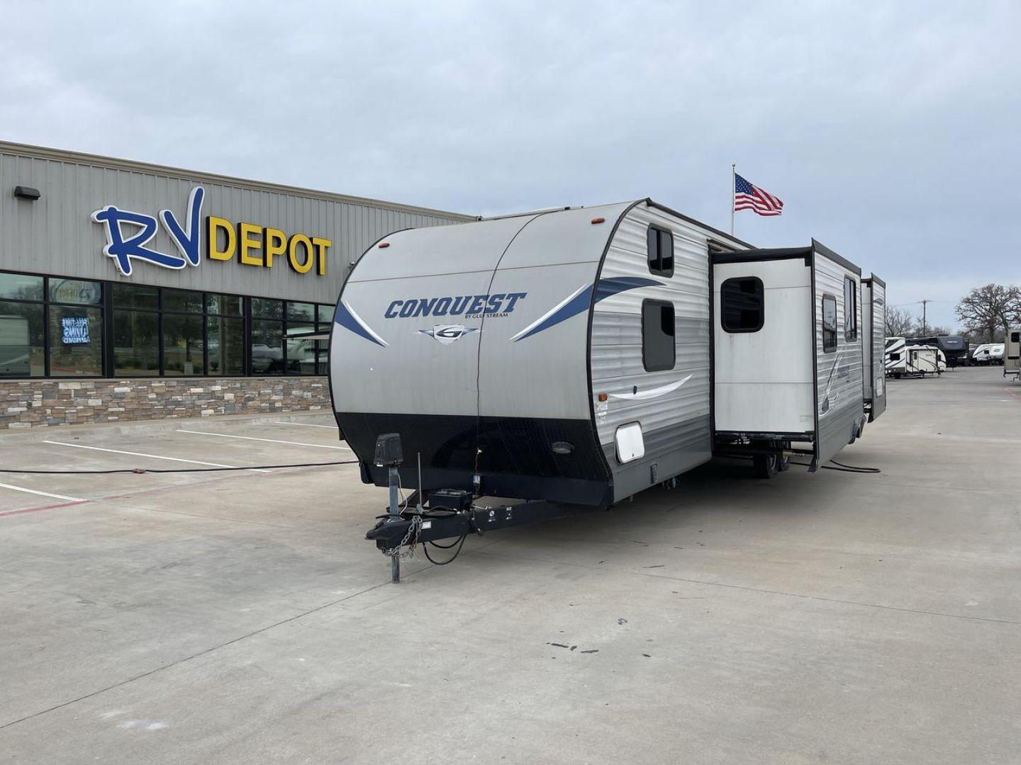 2018 GRAY GULF STREAM CONQUEST 30FRK - (1NL1G362XJ1) , Length: 35.67 ft. | Dry Weight: 7,898 lbs. | Slides: 2 transmission, located at 4319 N Main Street, Cleburne, TX, 76033, (817) 221-0660, 32.435829, -97.384178 - With the 2018 Gulf Stream Conquest 30FRK travel trailer, you'll have the ultimate comfort and convenience. Weighing in at 7,898 pounds dry, this well-designed trailer is 35.67 feet long, giving you plenty of room for your travels. The Conquest 30FRK is designed with two slides, one in the living are - Photo#0