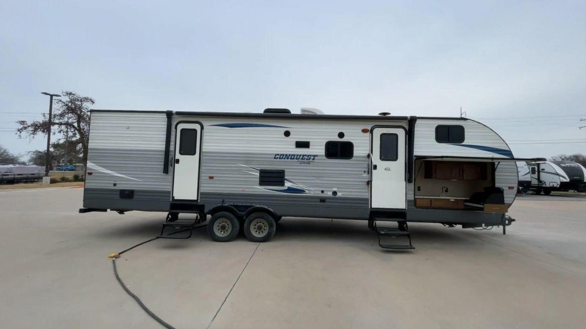 2018 GRAY GULF STREAM CONQUEST 30FRK - (1NL1G362XJ1) , Length: 35.67 ft. | Dry Weight: 7,898 lbs. | Slides: 2 transmission, located at 4319 N Main Street, Cleburne, TX, 76033, (817) 221-0660, 32.435829, -97.384178 - With the 2018 Gulf Stream Conquest 30FRK travel trailer, you'll have the ultimate comfort and convenience. Weighing in at 7,898 pounds dry, this well-designed trailer is 35.67 feet long, giving you plenty of room for your travels. The Conquest 30FRK is designed with two slides, one in the living are - Photo#2