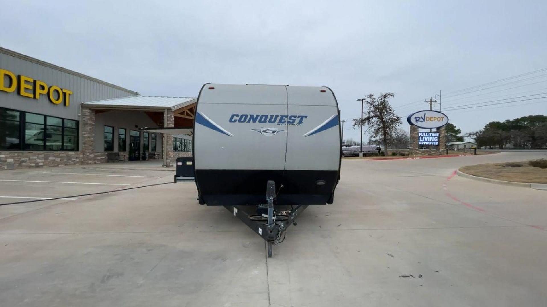 2018 GRAY GULF STREAM CONQUEST 30FRK - (1NL1G362XJ1) , Length: 35.67 ft. | Dry Weight: 7,898 lbs. | Slides: 2 transmission, located at 4319 N Main Street, Cleburne, TX, 76033, (817) 221-0660, 32.435829, -97.384178 - With the 2018 Gulf Stream Conquest 30FRK travel trailer, you'll have the ultimate comfort and convenience. Weighing in at 7,898 pounds dry, this well-designed trailer is 35.67 feet long, giving you plenty of room for your travels. The Conquest 30FRK is designed with two slides, one in the living are - Photo#4