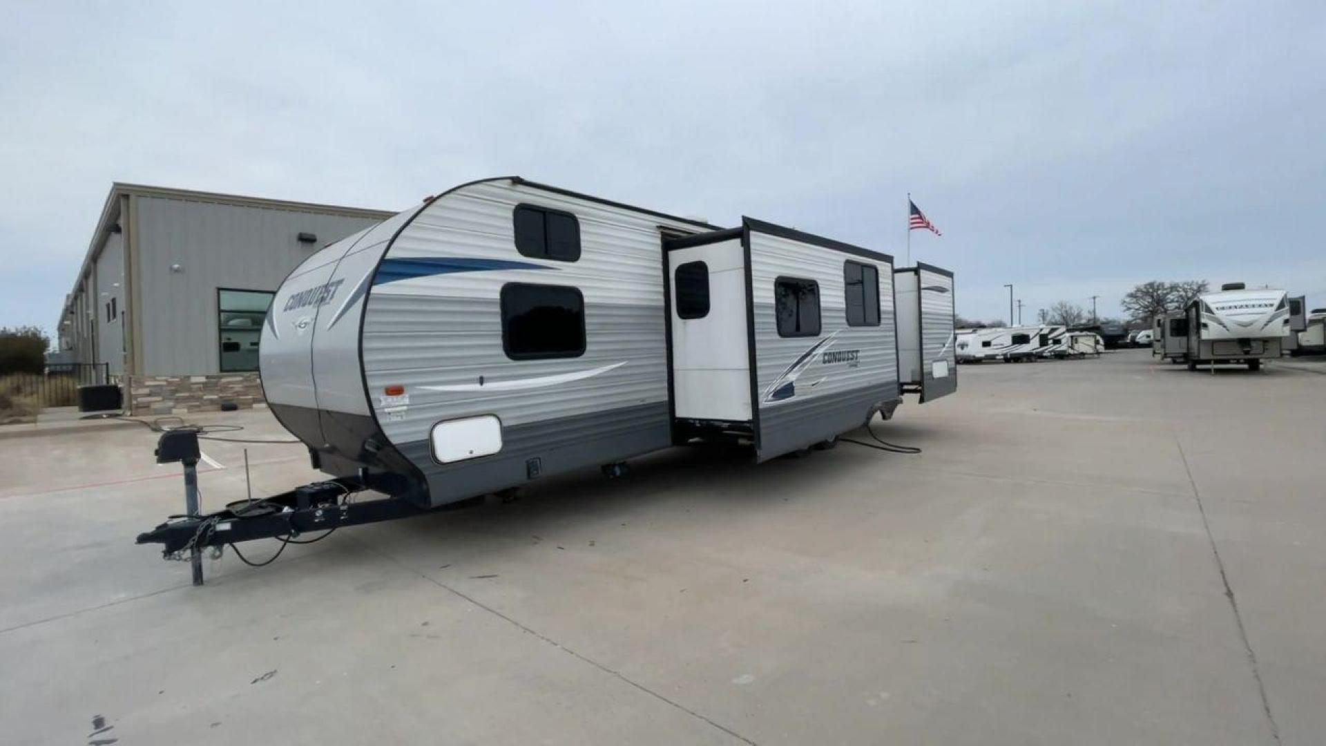 2018 GRAY GULF STREAM CONQUEST 30FRK - (1NL1G362XJ1) , Length: 35.67 ft. | Dry Weight: 7,898 lbs. | Slides: 2 transmission, located at 4319 N Main Street, Cleburne, TX, 76033, (817) 221-0660, 32.435829, -97.384178 - With the 2018 Gulf Stream Conquest 30FRK travel trailer, you'll have the ultimate comfort and convenience. Weighing in at 7,898 pounds dry, this well-designed trailer is 35.67 feet long, giving you plenty of room for your travels. The Conquest 30FRK is designed with two slides, one in the living are - Photo#5