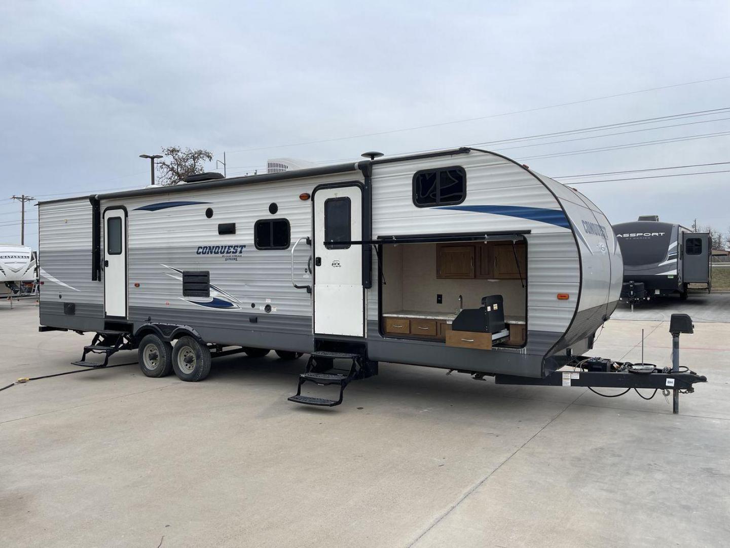 2018 GRAY GULF STREAM CONQUEST 30FRK - (1NL1G362XJ1) , Length: 35.67 ft. | Dry Weight: 7,898 lbs. | Slides: 2 transmission, located at 4319 N Main Street, Cleburne, TX, 76033, (817) 221-0660, 32.435829, -97.384178 - With the 2018 Gulf Stream Conquest 30FRK travel trailer, you'll have the ultimate comfort and convenience. Weighing in at 7,898 pounds dry, this well-designed trailer is 35.67 feet long, giving you plenty of room for your travels. The Conquest 30FRK is designed with two slides, one in the living are - Photo#11