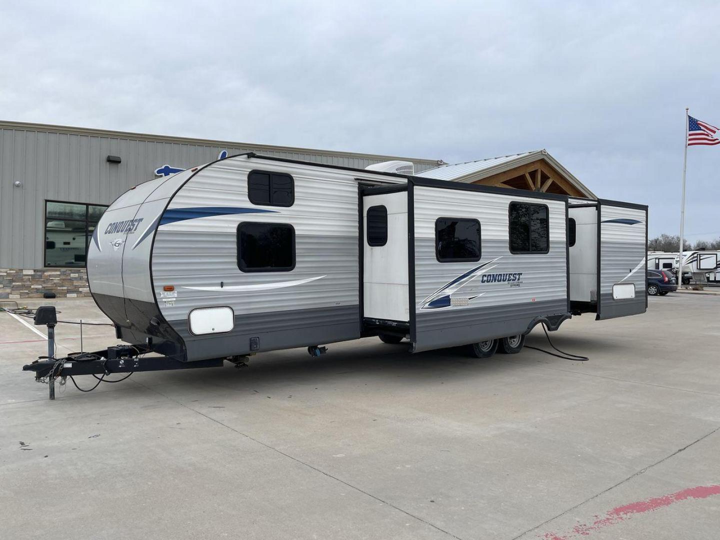 2018 GRAY GULF STREAM CONQUEST 30FRK - (1NL1G362XJ1) , Length: 35.67 ft. | Dry Weight: 7,898 lbs. | Slides: 2 transmission, located at 4319 N Main Street, Cleburne, TX, 76033, (817) 221-0660, 32.435829, -97.384178 - With the 2018 Gulf Stream Conquest 30FRK travel trailer, you'll have the ultimate comfort and convenience. Weighing in at 7,898 pounds dry, this well-designed trailer is 35.67 feet long, giving you plenty of room for your travels. The Conquest 30FRK is designed with two slides, one in the living are - Photo#12