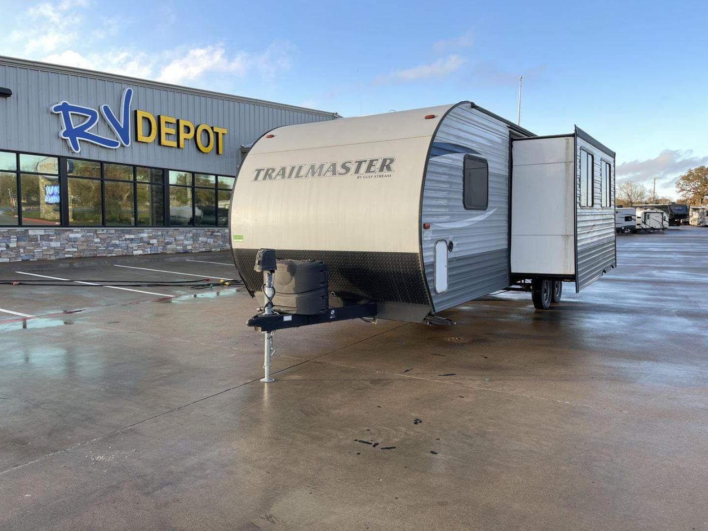 2018 WHITE GULF STREAM TRAILMASTER 274QB - (1NL1GTR26J1) , Length: 32.5 ft | Dry Weight: 5,802 lbs | Slides: 1 transmission, located at 4319 N Main Street, Cleburne, TX, 76033, (817) 221-0660, 32.435829, -97.384178 - Take advantage of the 2018 Gulf Stream Conquest 274QB Travel Trailer and enjoy camping with the family. This travel trailer offers a comfortable and convenient living area for your outdoor adventures, designed with comfort and convenience in mind. The measurements of this unit are 32.5 ft in leng - Photo#0