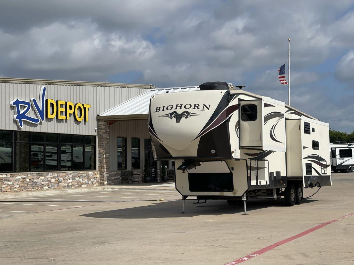 2018 HEARTLAND BIGHORN 3270RS (5SFBG3528JE) , Length: 35.2 ft. | Dry Weight: 11,965 lbs. | Gross Weight: 15,500 lbs. | Slides: 3 transmission, located at 4319 N Main Street, Cleburne, TX, 76033, (817) 221-0660, 32.435829, -97.384178 - Photo#0