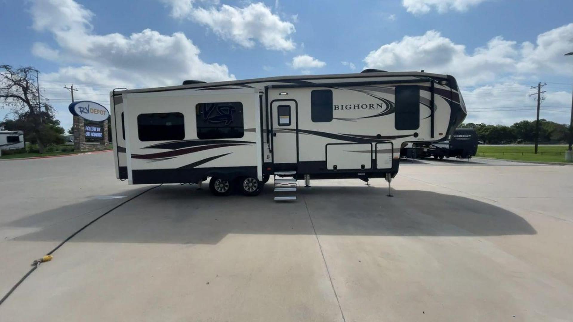 2018 HEARTLAND BIGHORN 3270RS (5SFBG3528JE) , Length: 35.2 ft. | Dry Weight: 11,965 lbs. | Gross Weight: 15,500 lbs. | Slides: 3 transmission, located at 4319 N Main Street, Cleburne, TX, 76033, (817) 221-0660, 32.435829, -97.384178 - Photo#2