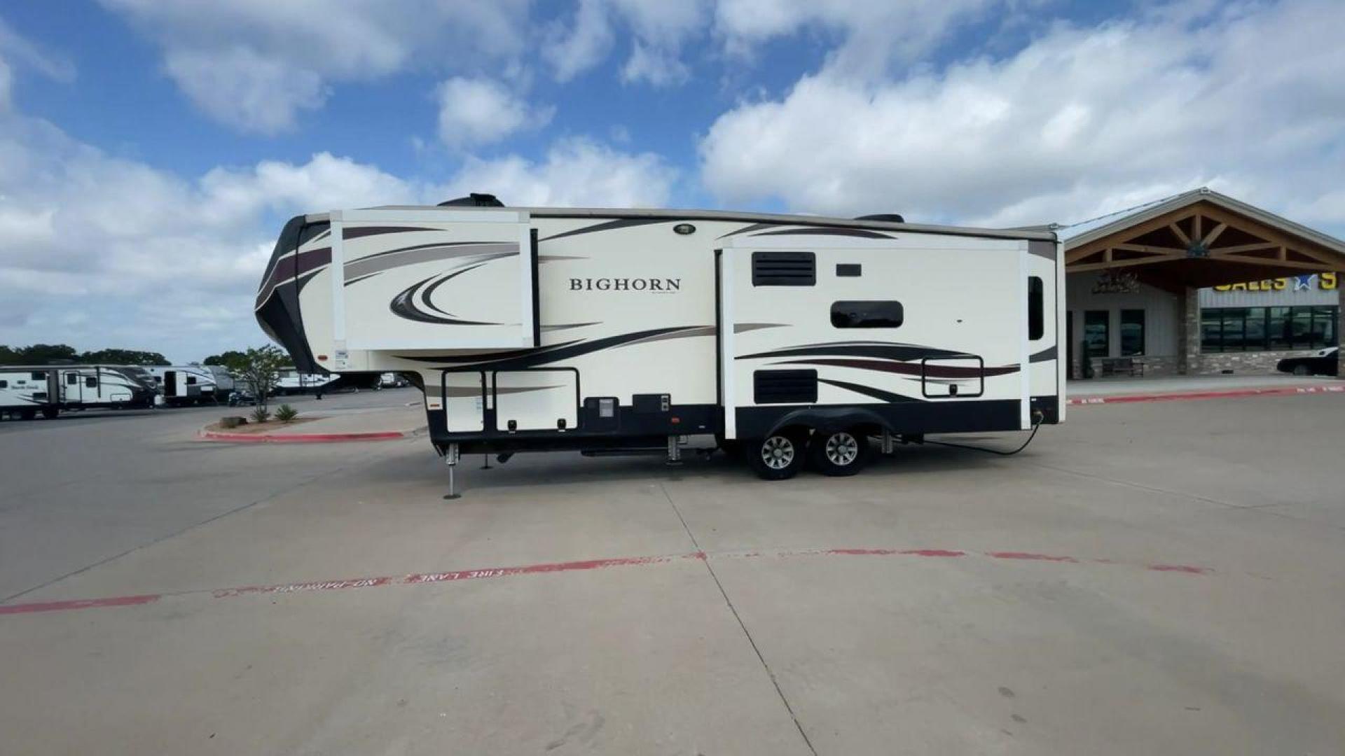 2018 HEARTLAND BIGHORN 3270RS (5SFBG3528JE) , Length: 35.2 ft. | Dry Weight: 11,965 lbs. | Gross Weight: 15,500 lbs. | Slides: 3 transmission, located at 4319 N Main Street, Cleburne, TX, 76033, (817) 221-0660, 32.435829, -97.384178 - Photo#6