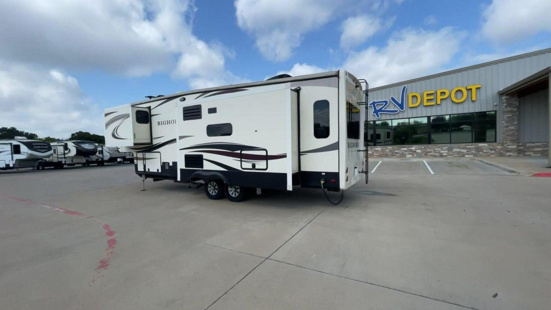 2018 HEARTLAND BIGHORN 3270RS (5SFBG3528JE) , Length: 35.2 ft. | Dry Weight: 11,965 lbs. | Gross Weight: 15,500 lbs. | Slides: 3 transmission, located at 4319 N Main Street, Cleburne, TX, 76033, (817) 221-0660, 32.435829, -97.384178 - Photo#7