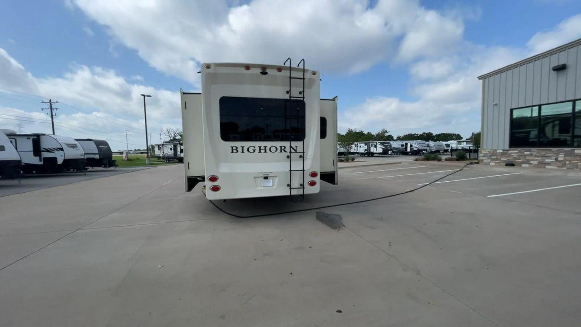 2018 HEARTLAND BIGHORN 3270RS (5SFBG3528JE) , Length: 35.2 ft. | Dry Weight: 11,965 lbs. | Gross Weight: 15,500 lbs. | Slides: 3 transmission, located at 4319 N Main Street, Cleburne, TX, 76033, (817) 221-0660, 32.435829, -97.384178 - Photo#8