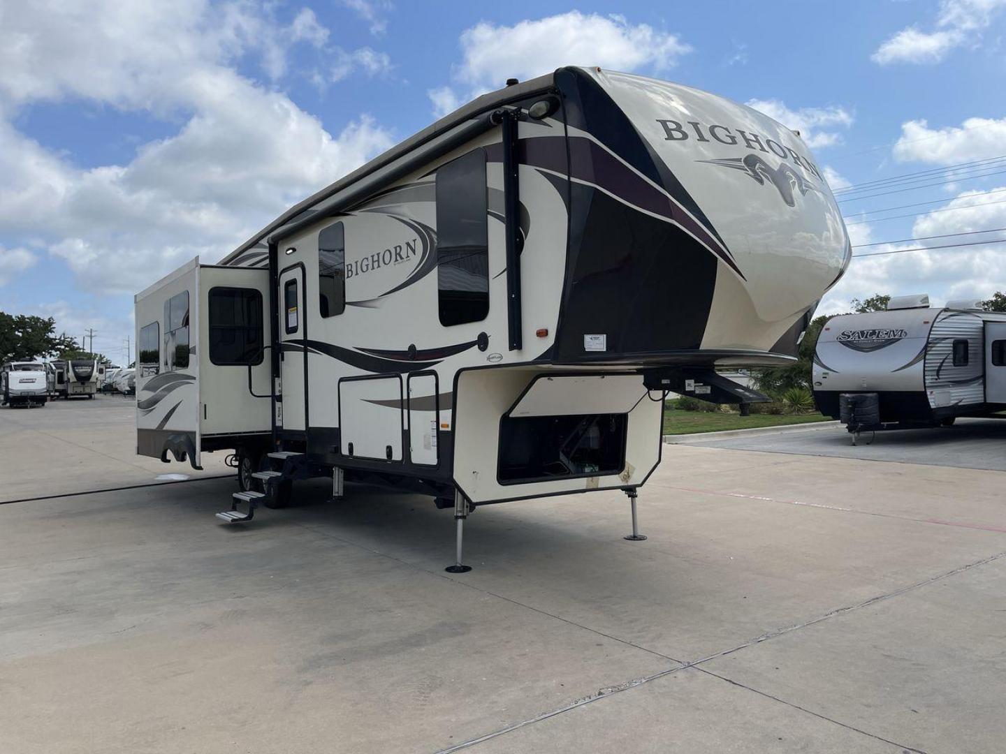 2018 HEARTLAND BIGHORN 3270RS (5SFBG3528JE) , Length: 35.2 ft. | Dry Weight: 11,965 lbs. | Gross Weight: 15,500 lbs. | Slides: 3 transmission, located at 4319 N Main Street, Cleburne, TX, 76033, (817) 221-0660, 32.435829, -97.384178 - Photo#23