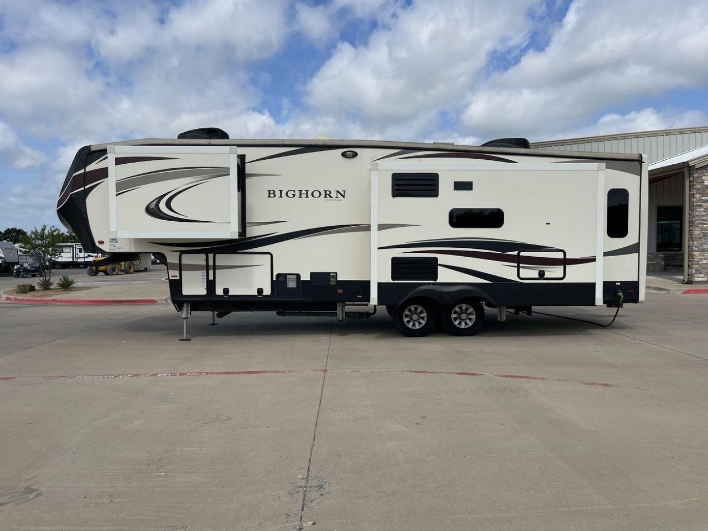 2018 HEARTLAND BIGHORN 3270RS (5SFBG3528JE) , Length: 35.2 ft. | Dry Weight: 11,965 lbs. | Gross Weight: 15,500 lbs. | Slides: 3 transmission, located at 4319 N Main Street, Cleburne, TX, 76033, (817) 221-0660, 32.435829, -97.384178 - Photo#24