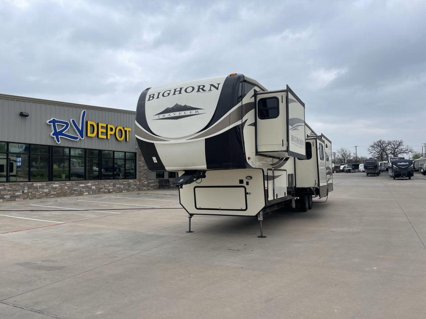 2018 HEARTLAND BIGHORN 39MB (5SFBG4224JE) , located at 4319 N Main Street, Cleburne, TX, 76033, (817) 221-0660, 32.435829, -97.384178 - Photo#0