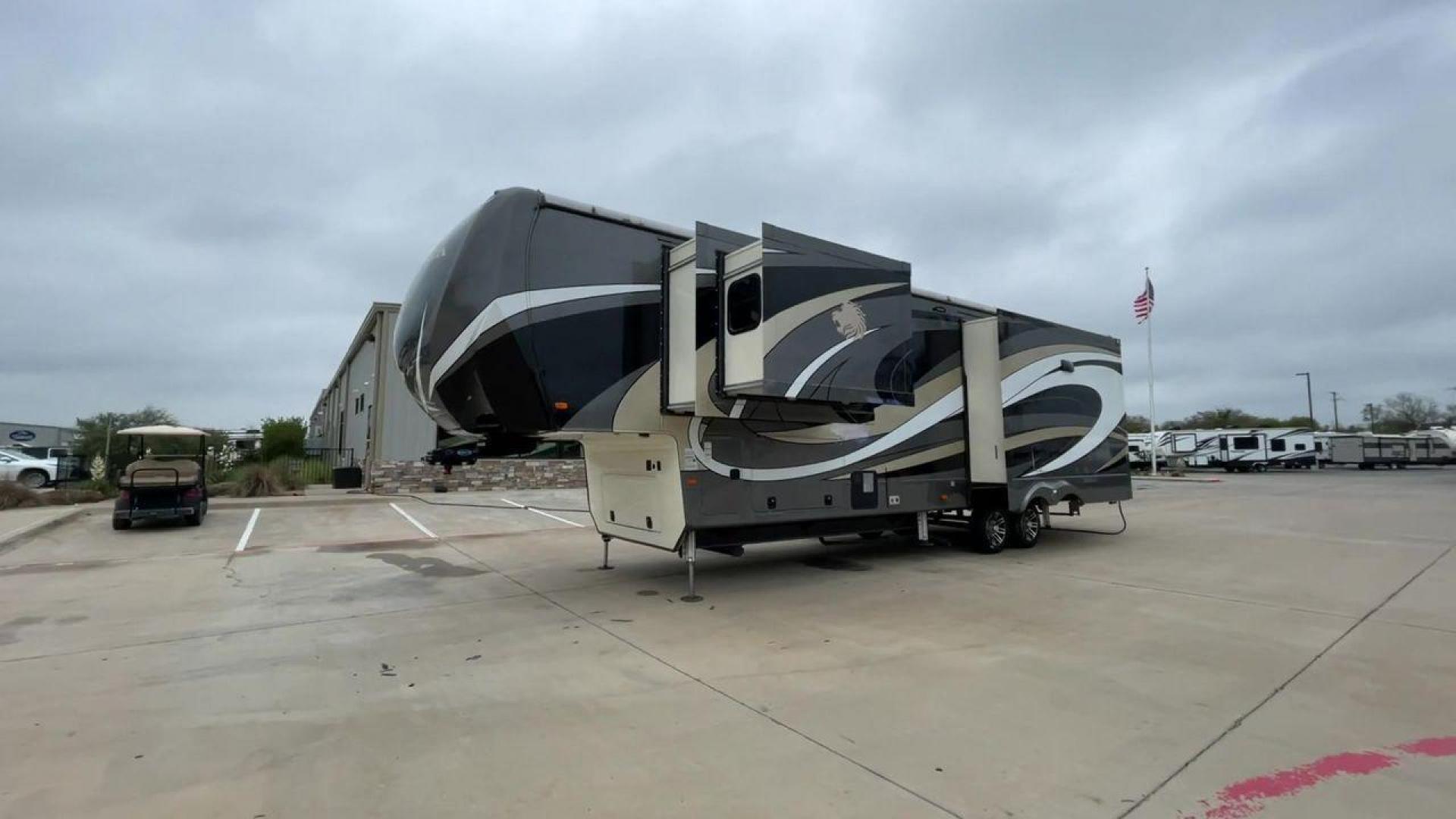 2018 HEARTLAND LANDMARK LOUISVILLE (5SFBG3927JE) , Length: 41.4 ft. | Dry Weight: 14,978 lbs. | Gross Weight: 18,000 lbs. | Slides: 5 transmission, located at 4319 N Main Street, Cleburne, TX, 76033, (817) 221-0660, 32.435829, -97.384178 - As you step inside the Landmark 365 LM Louisville, you'll be captivated by the elegance and thoughtful design that defines every corner of this RV. As you step inside the Landmark 365 LM Louisville, you'll be captivated by the elegance and thoughtful design that defines every corner of this RV. The - Photo#5