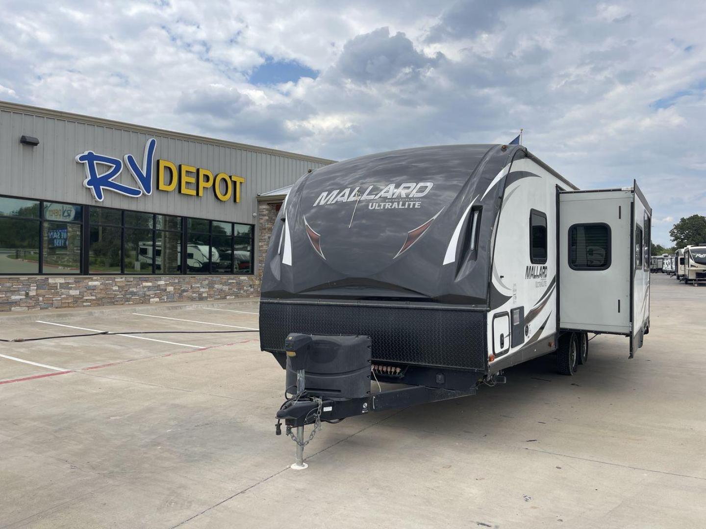 2018 HEARTLAND MALLARD M28 (5SFNB3129JE) , Length: 31.5 ft | Dry Weight: 6,125 lbs | Gross Weight: 6,900 lbs | Slides: 2 transmission, located at 4319 N Main Street, Cleburne, TX, 76033, (817) 221-0660, 32.435829, -97.384178 - The 2018 Heartland Mallard M28 travel trailer is spacious and well-equipped, designed for comfort and simplicity of usage. It is ready for your next outdoor adventure. With a length of 31.5 feet and a dry weight of 6,125 pounds, this RV is both light and robust, making it ideal for towing on your ad - Photo#0